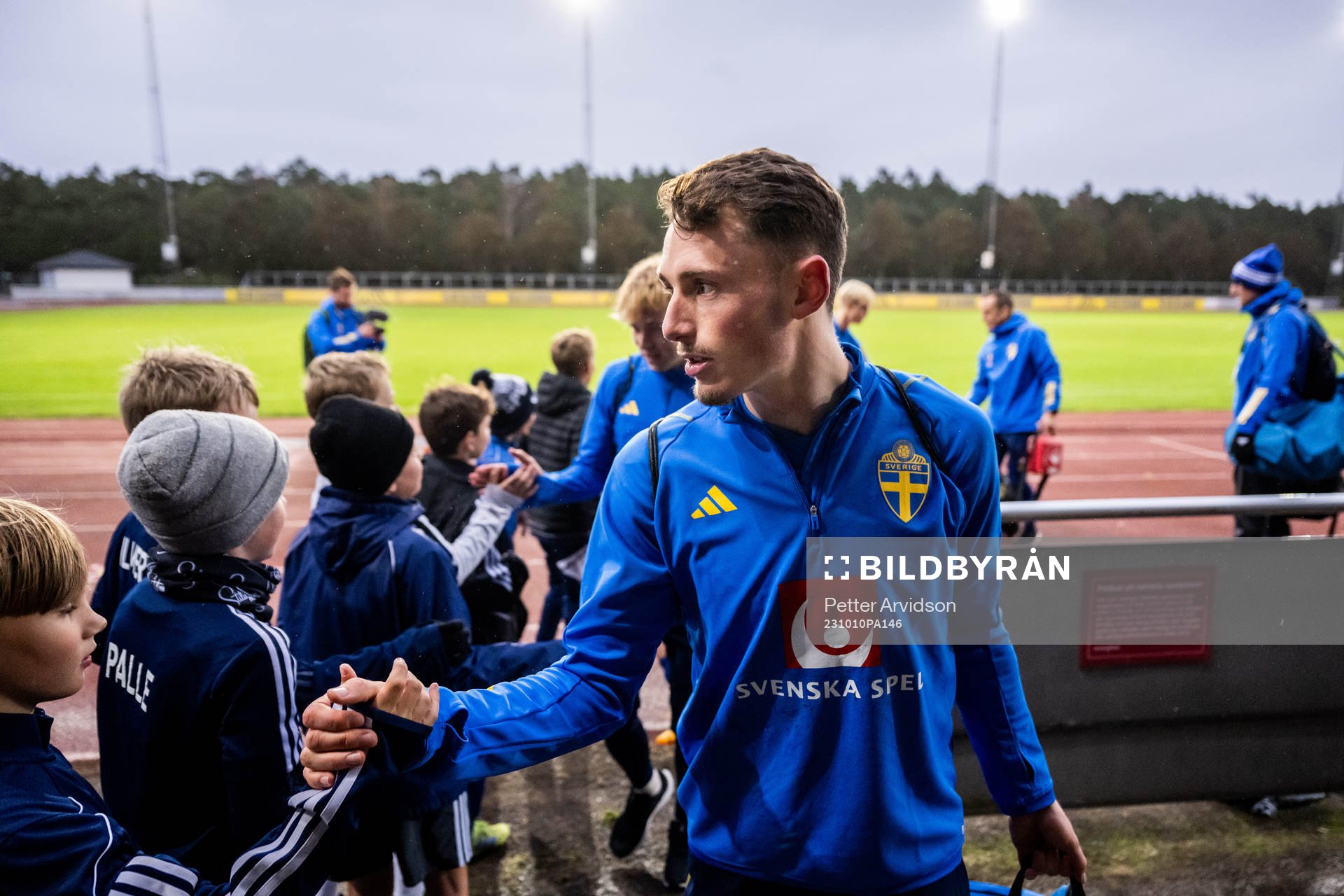 Noah Persson med unga supportrar
