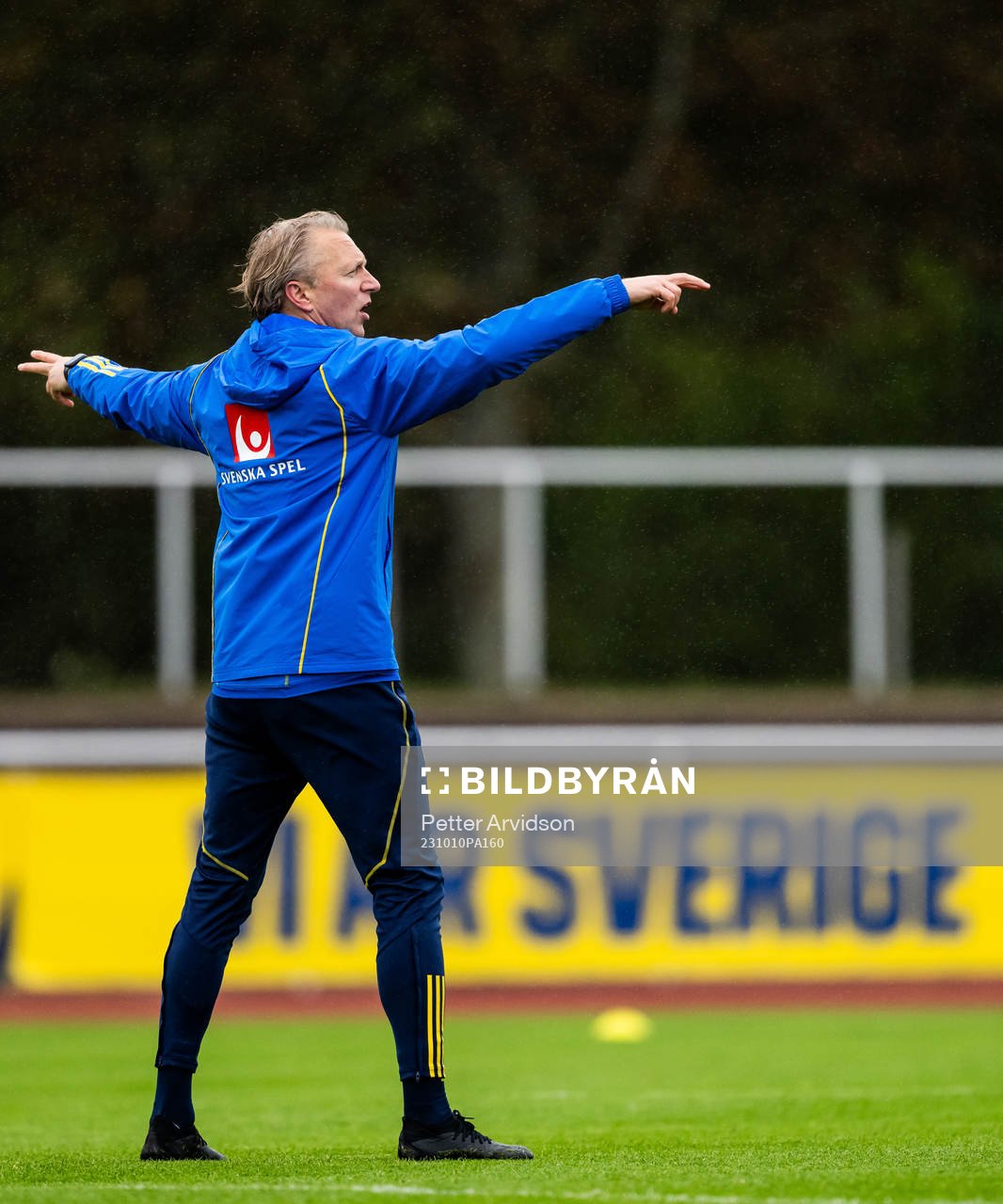 Niklas Egnell, fysiolog under en träning med det Svenska U21-landslaget i fotboll den 10 oktober 2023 i Falkenberg. 
