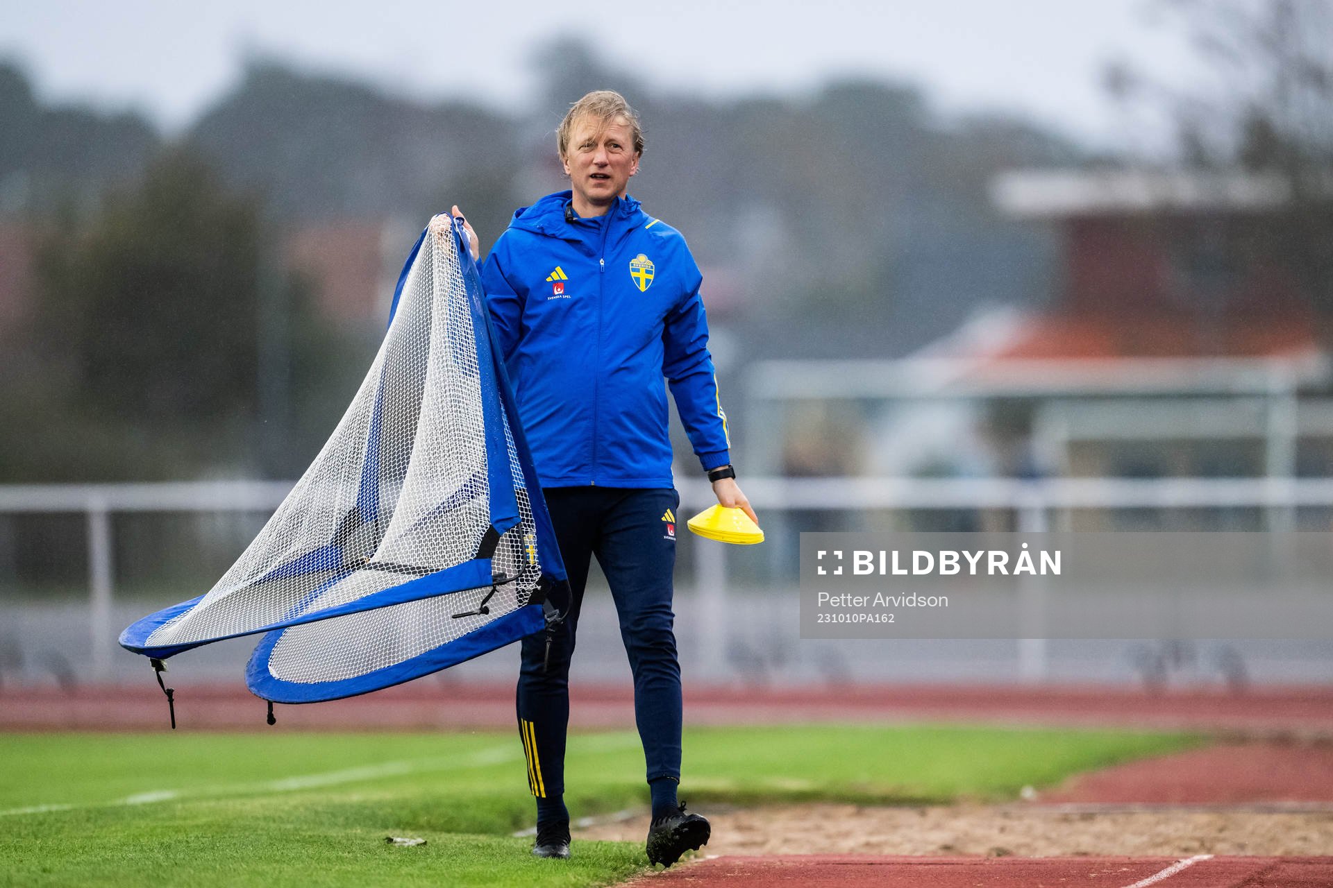 Niklas Egnell, fysiolog under en träning med det Svenska U21-landslaget i fotboll den 10 oktober 2023 i Falkenberg. 