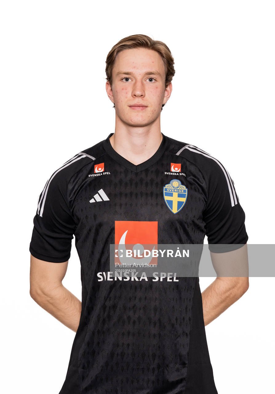 Målvakt David Celic poserar för ett porträtt under en porträttfotografering med det Svenska U21-landslaget i fotboll den 10 oktober 2023 i Falkenberg.