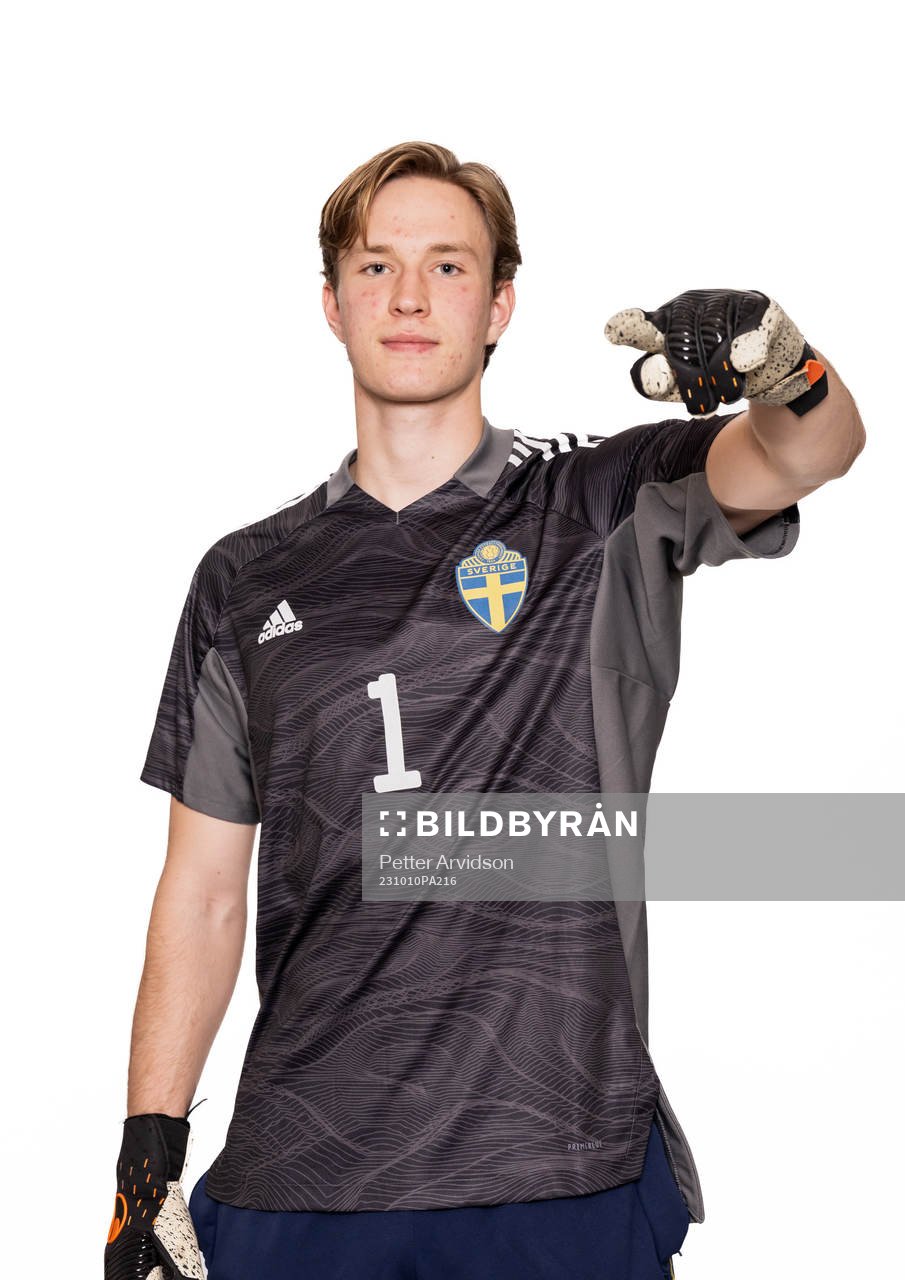 Målvakt David Celic poserar för ett porträtt under en porträttfotografering med det Svenska U21-landslaget i fotboll den 10 oktober 2023 i Falkenberg.