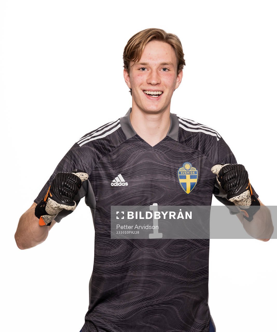 Målvakt David Celic poserar för ett porträtt under en porträttfotografering med det Svenska U21-landslaget i fotboll den 10 oktober 2023 i Falkenberg.