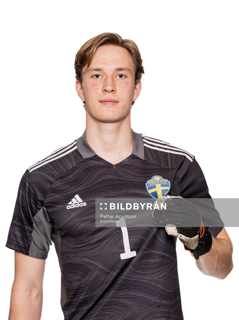 Målvakt David Celic poserar för ett porträtt under en porträttfotografering med det Svenska U21-landslaget i fotboll den 10 oktober 2023 i Falkenberg.