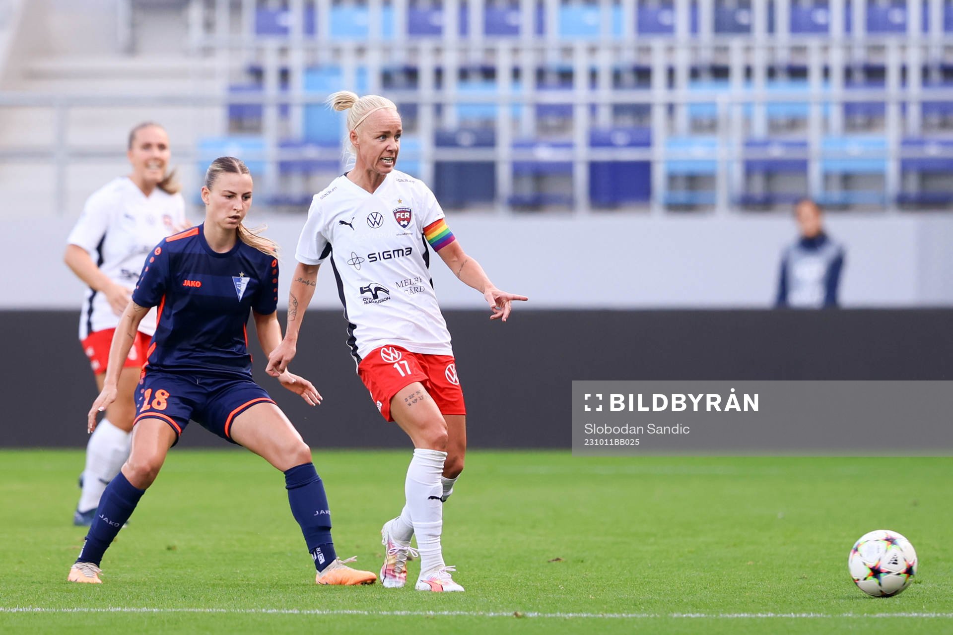 Caroline Seger of Rosengård and Živana Stupar of Spartak