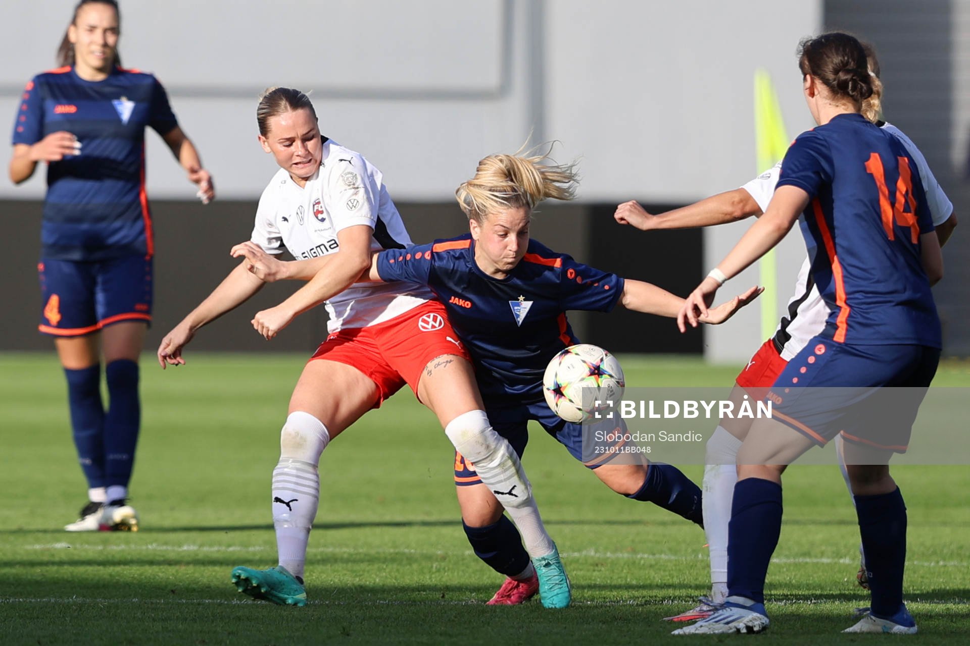 Emma Jansson of Rosengård and Tijana Filipovic of Spartak