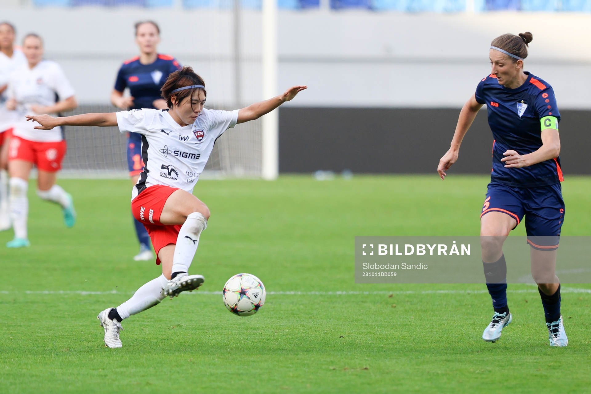 Mai Kadowaki of Rosengård and Violeta Slovic of Spartak