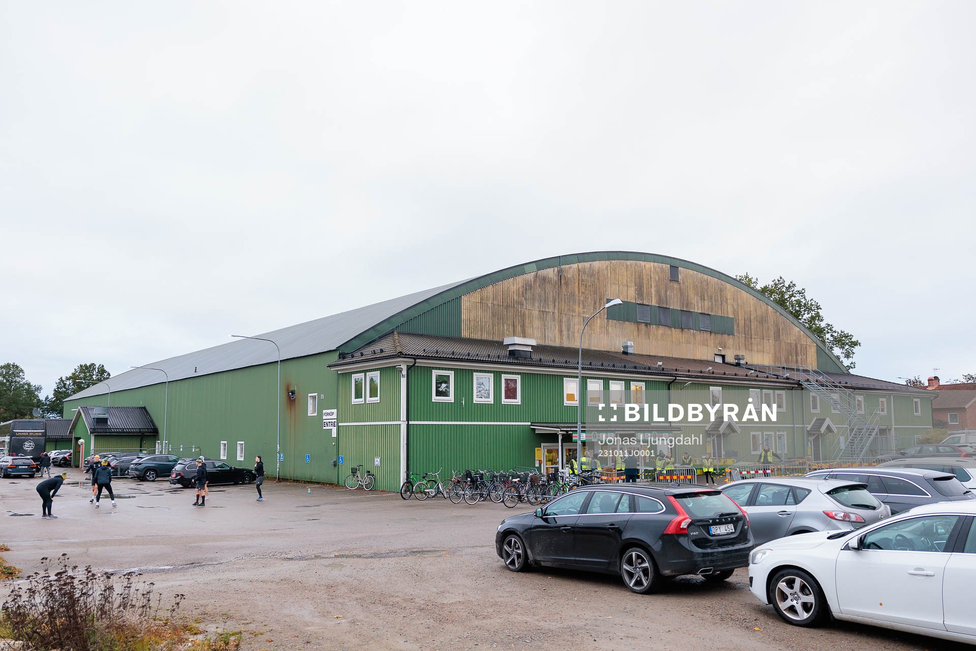 Exteriör vy av Dackehallen före ishockeymatchen i
