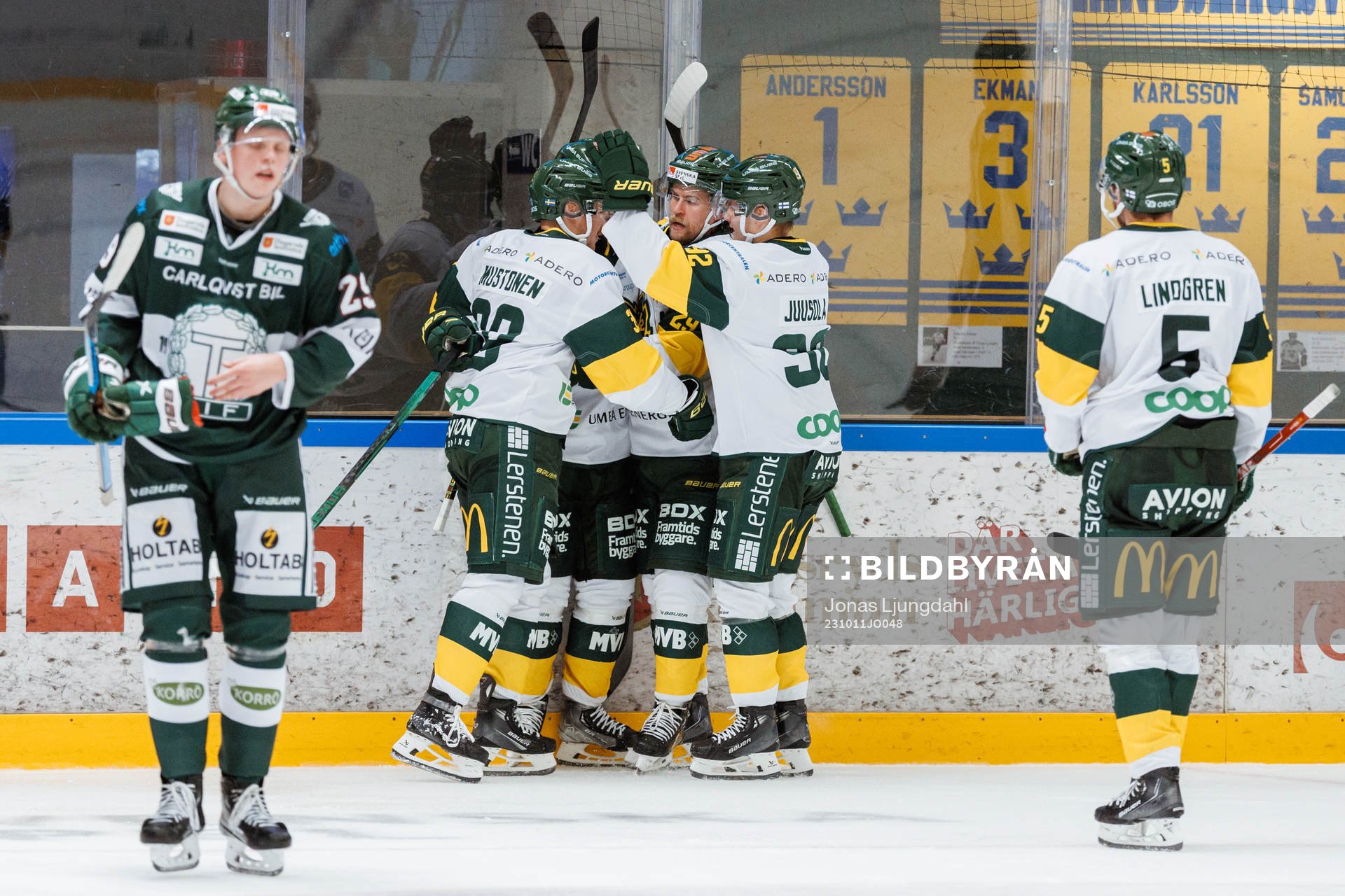 Björklövens spelare jublar