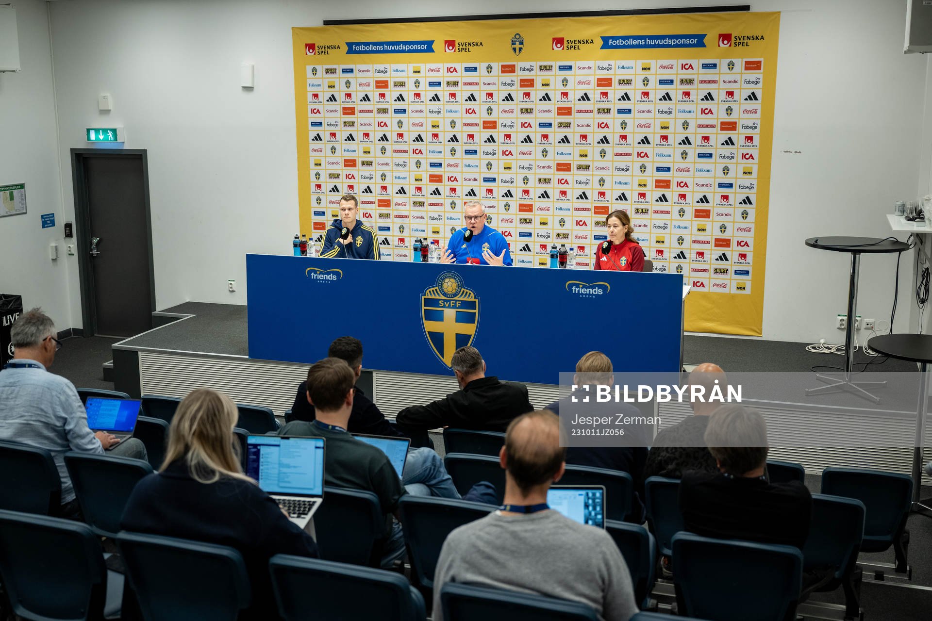 Viktor Claesson, head coach Janne Andersson and media
