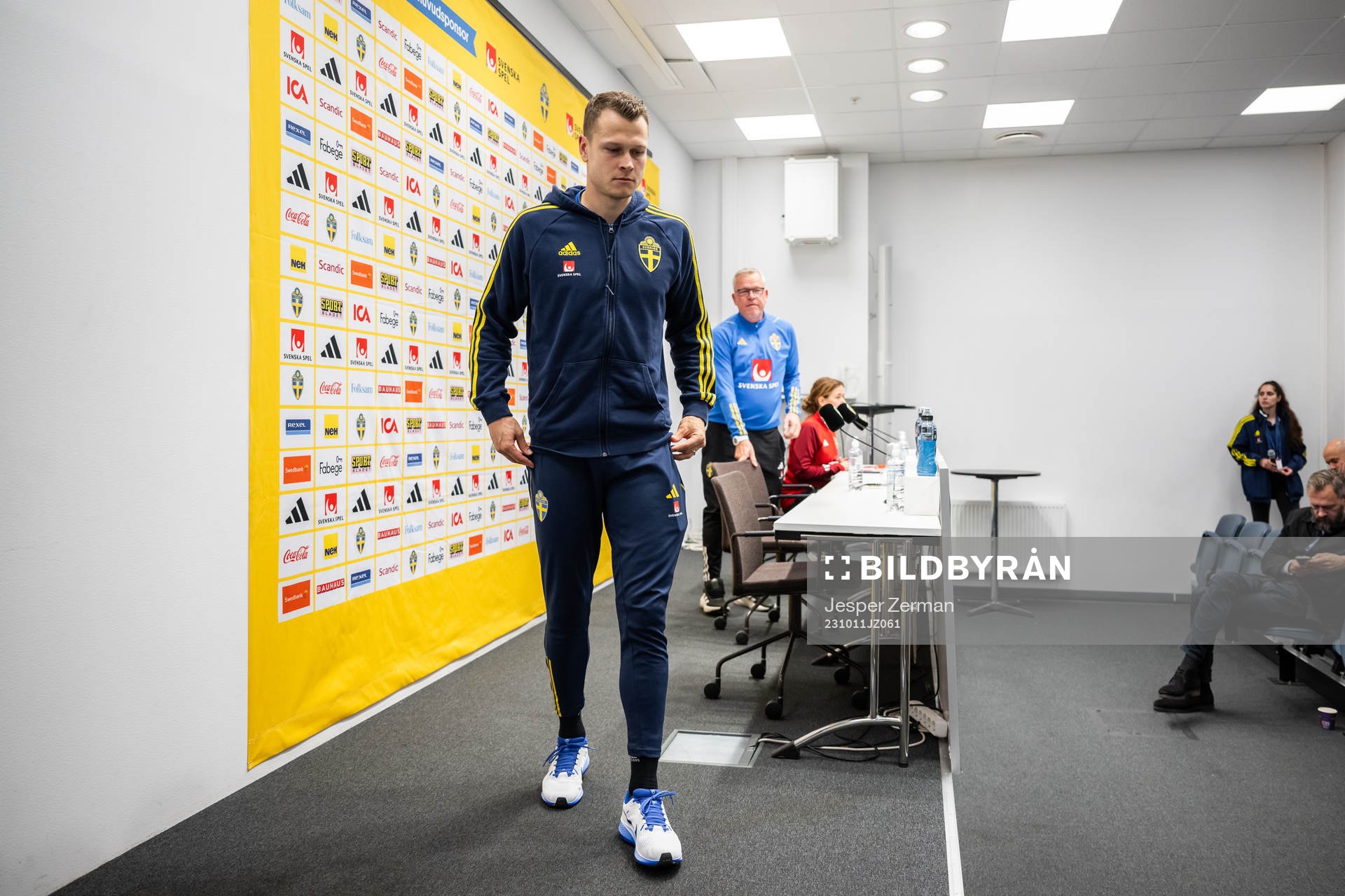 Viktor Claesson and head coach Janne Andersson of the
