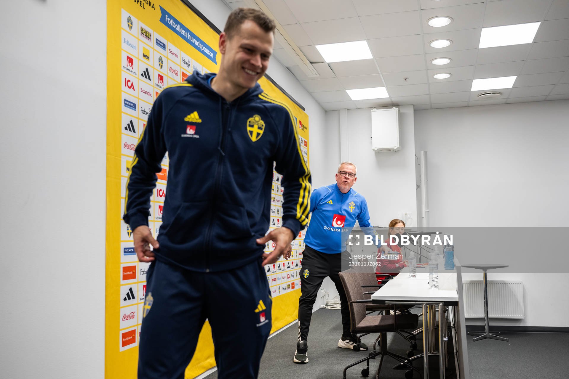 Viktor Claesson and head coach Janne Andersson of the