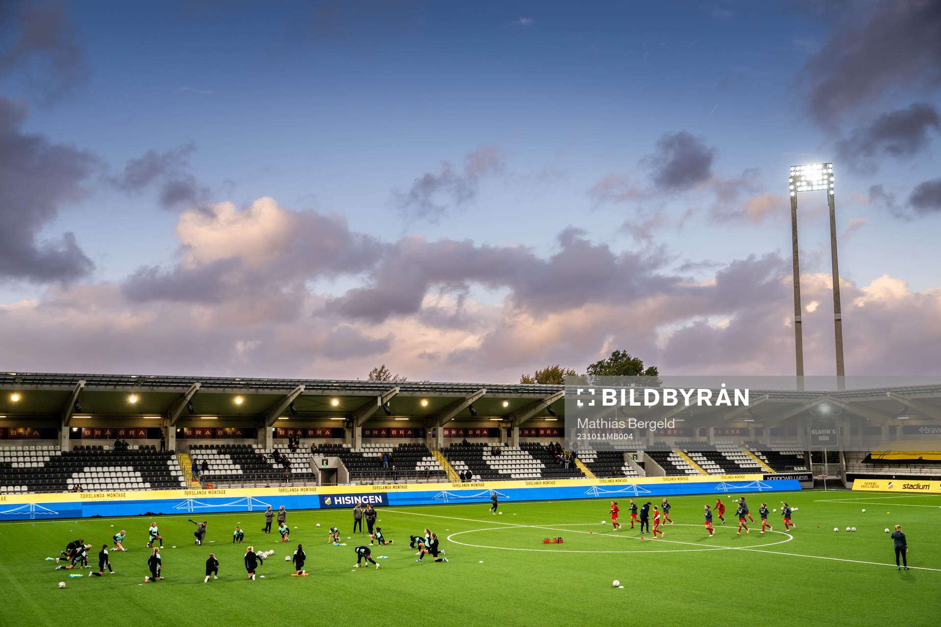 Players of Häcken and Twente during warm up ahead of the UEFA Women's Champions League qualifying match between Häcken and Twente on October 11, 2023 in Gothenburg.