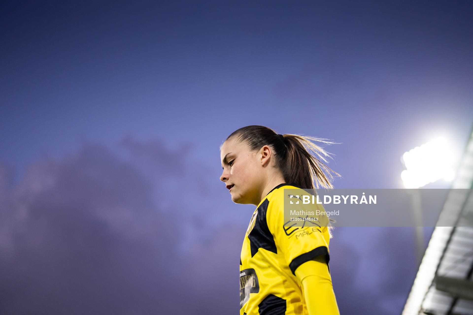 Hanna Wijk of Häcken enter the pitch