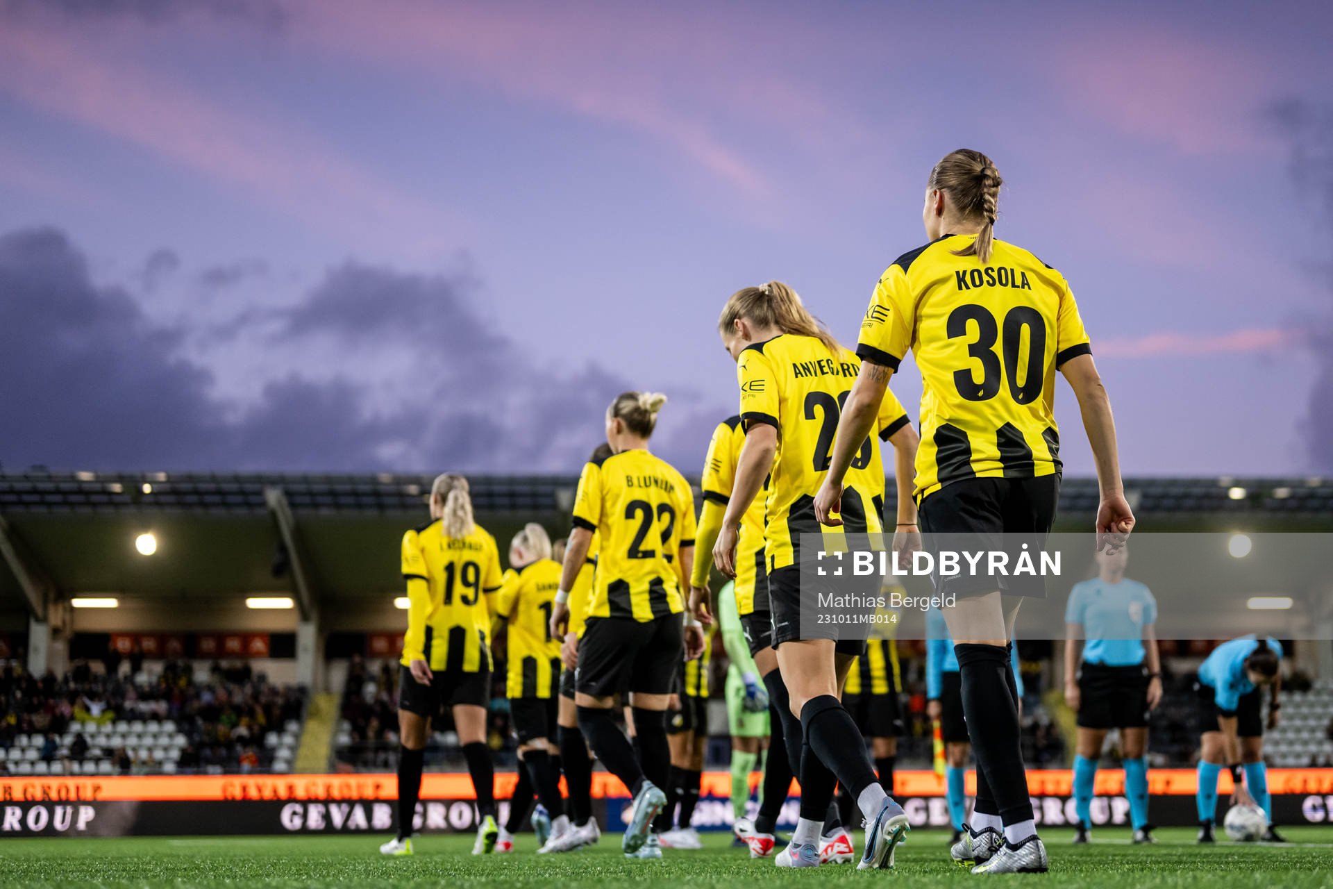 Players of Häcken enter the pitch ahead of the UEFA Women's Champions League qualifying match between Häcken and Twente on October 11, 2023 in Gothenburg.