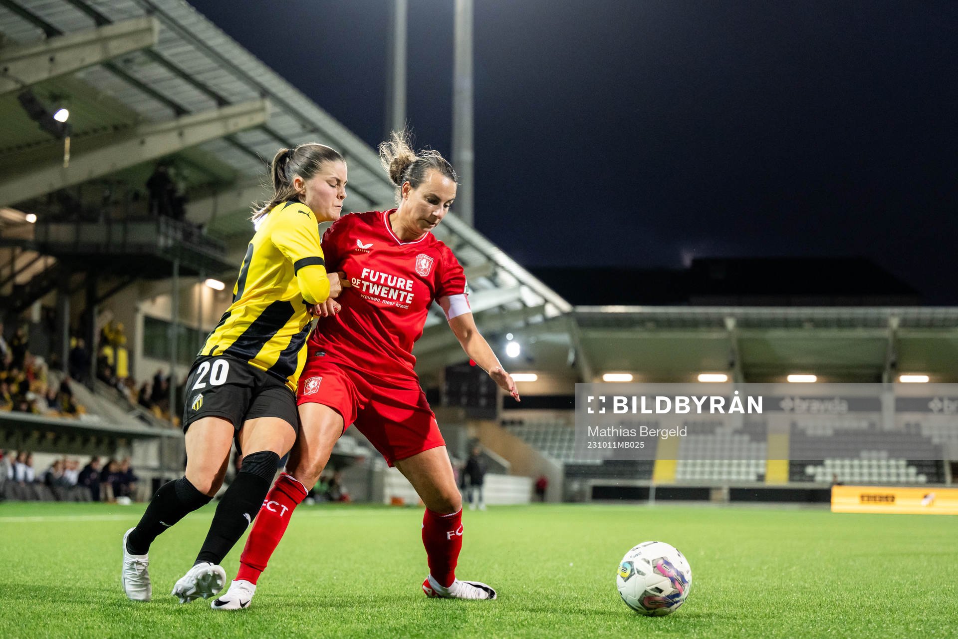 Hanna Wijk of Häcken and Renate Jansen of Twente