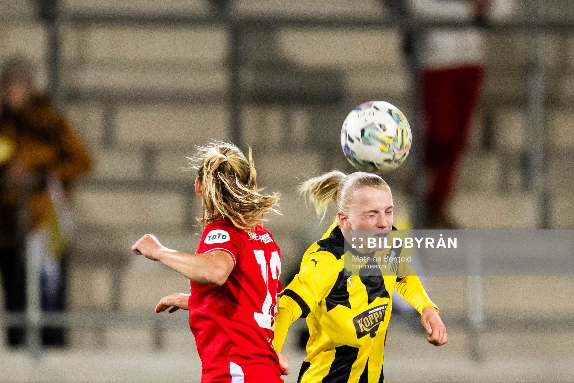 Leonie Vliek of Twente and Anna Sandberg of Häcken