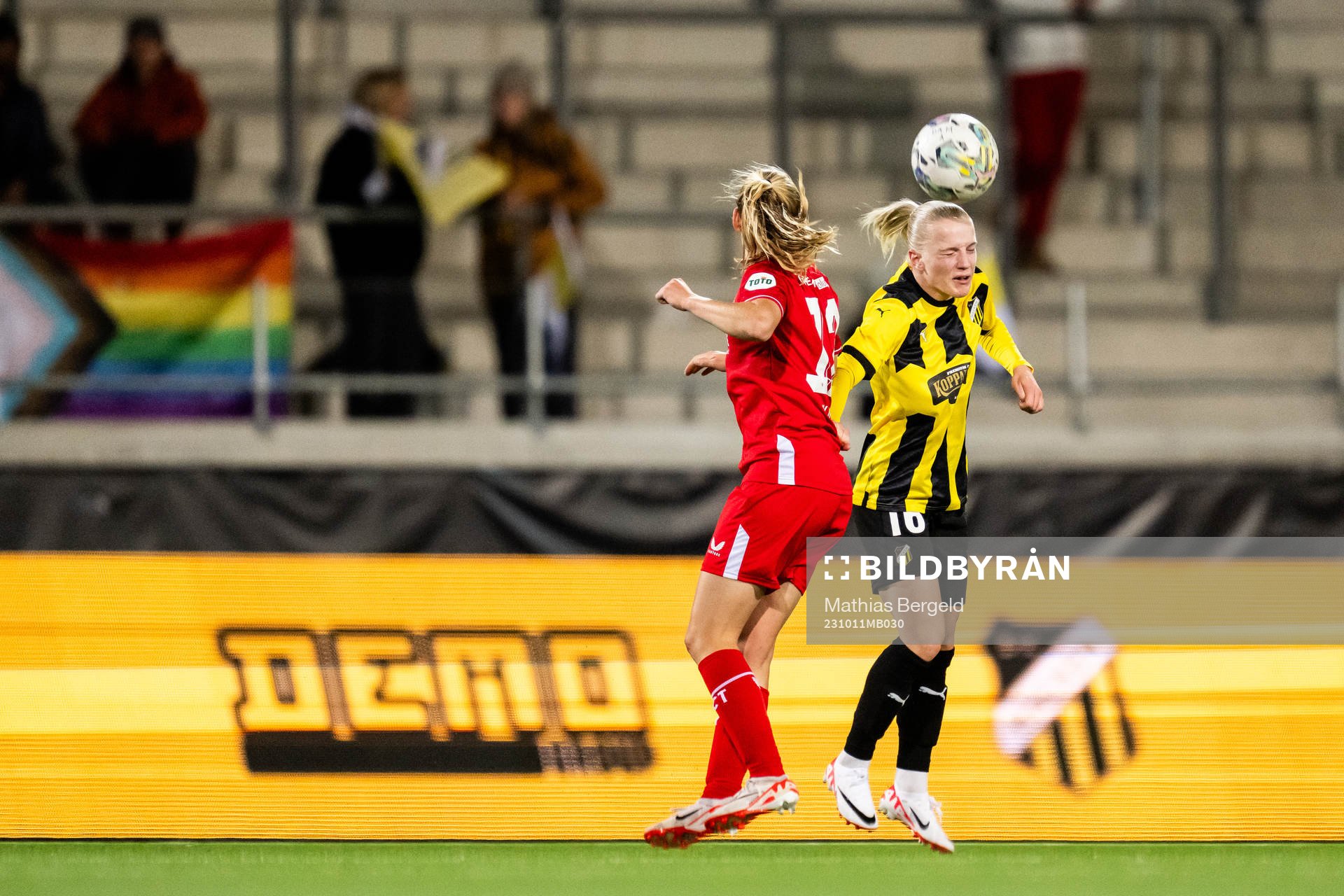 Leonie Vliek of Twente and Anna Sandberg of Häcken