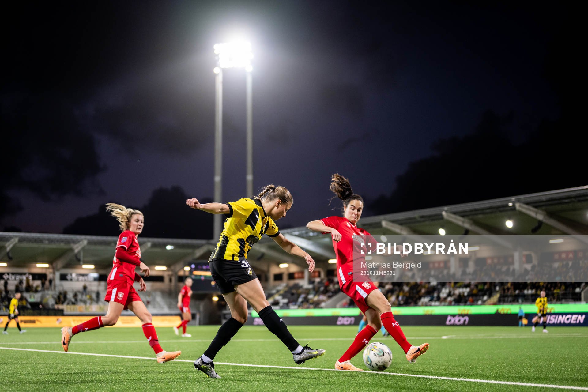 Katariina Kosola of Häcken and Caitlin Dijkstra of Twente