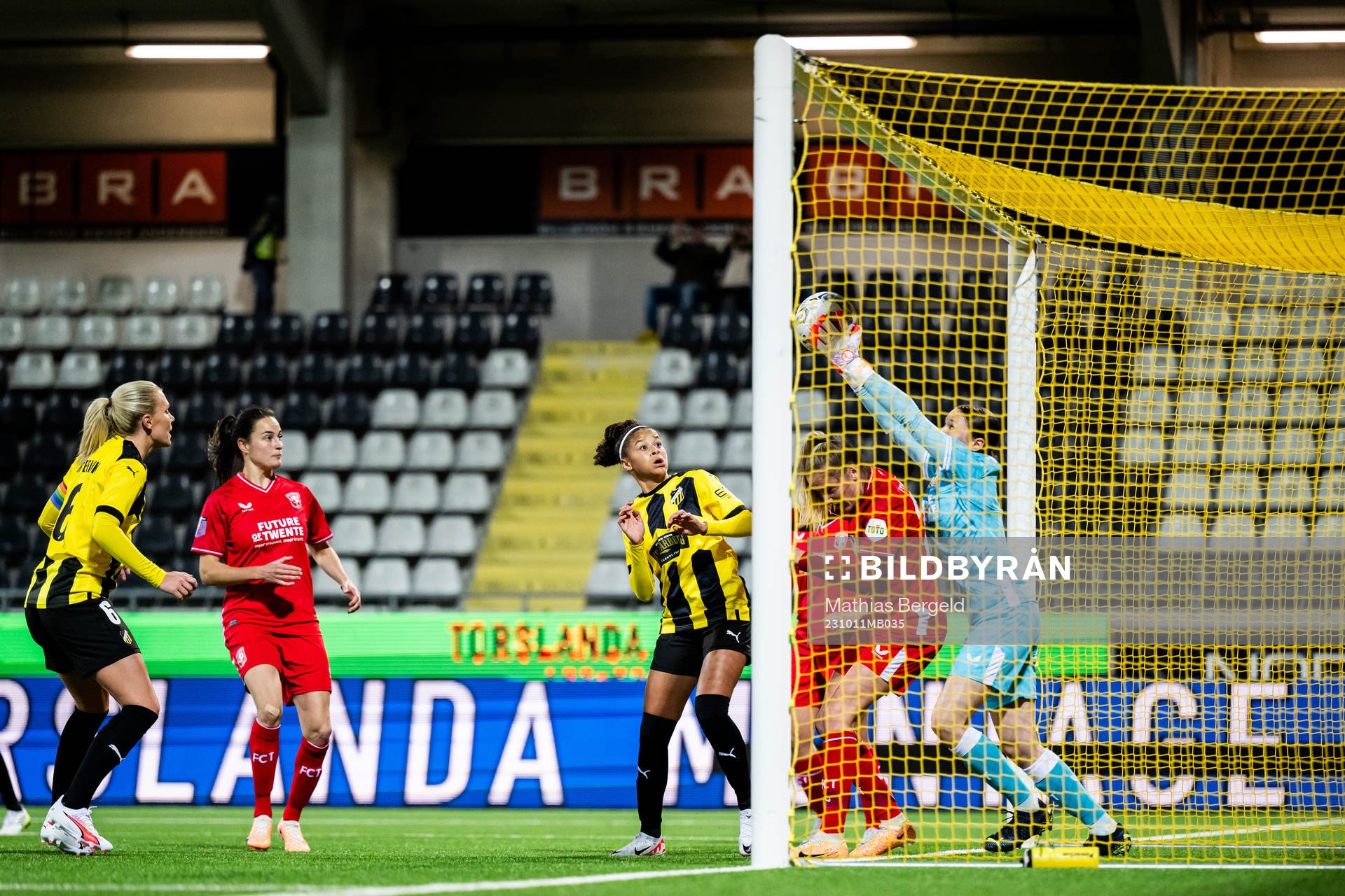 Felicia Schröder of Häcken and goalkeeper Danielle de