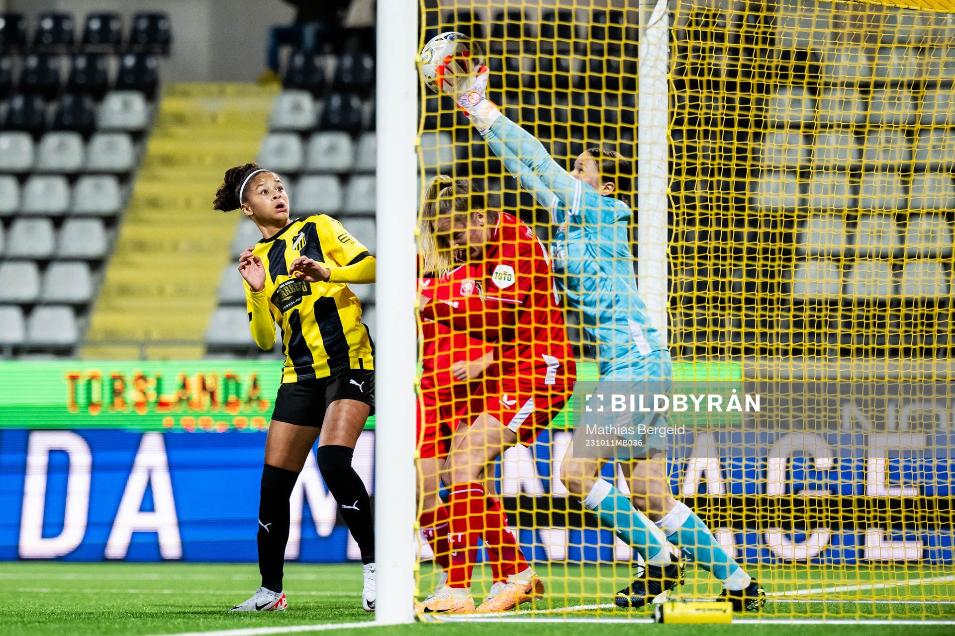 Felicia Schröder of Häcken and goalkeeper Danielle de