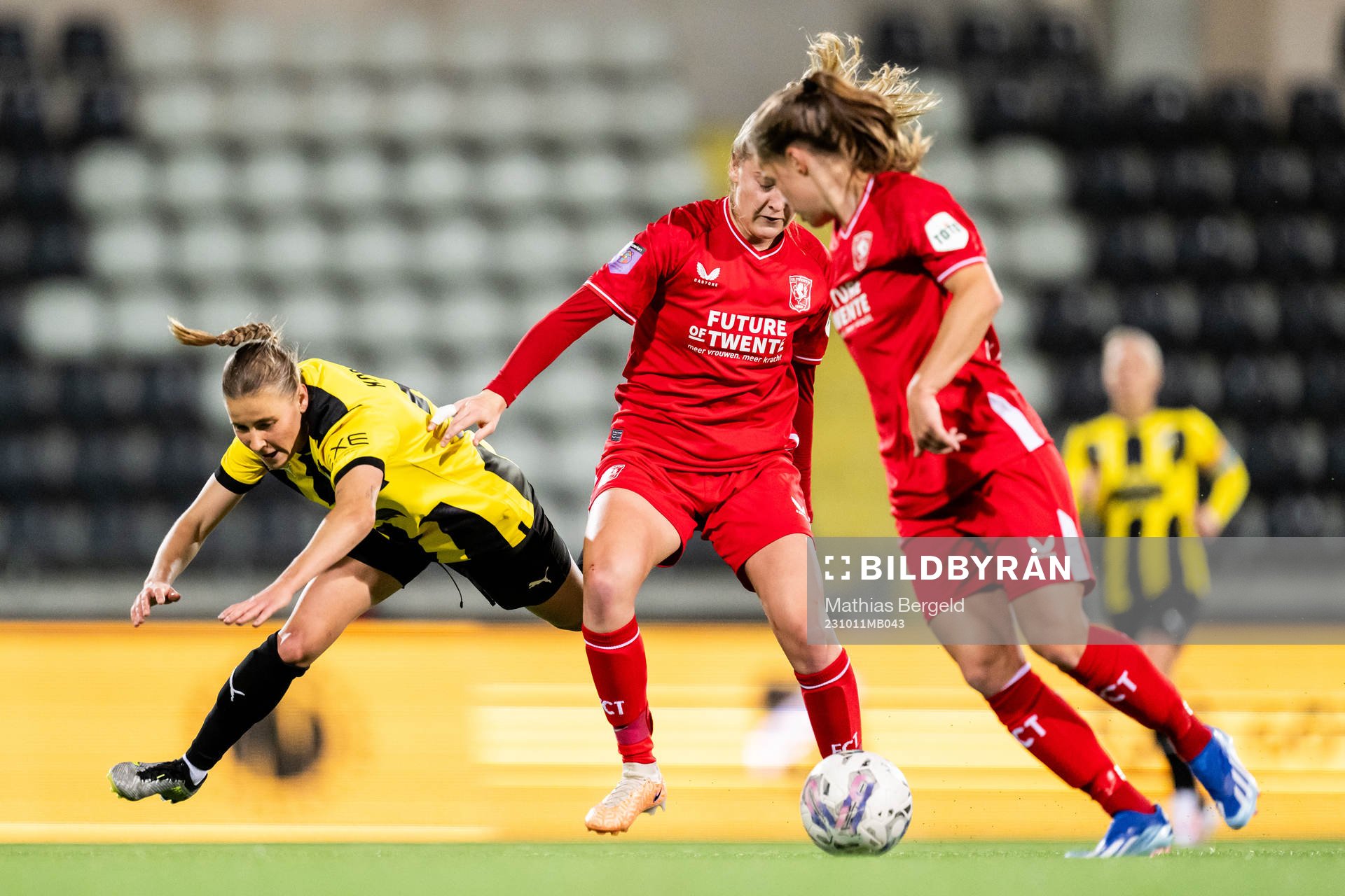 Katariina Kosola of Häcken and Wieke Kaptein of Twente
