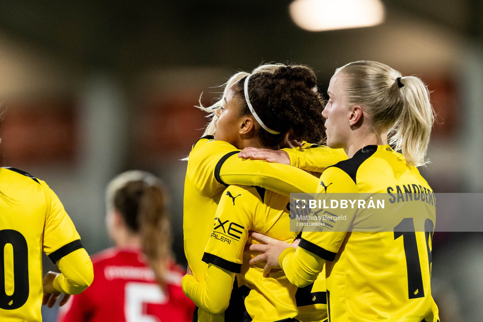 Felicia Schröder of Häcken celebrate with Josefine