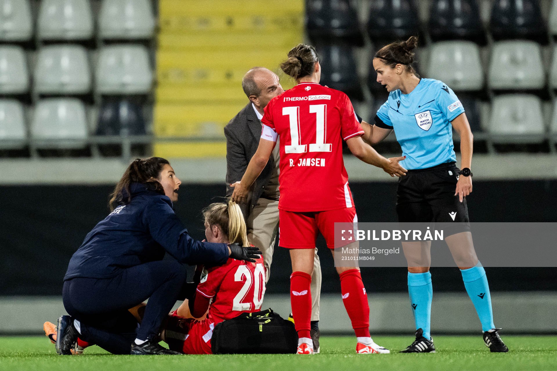 Wieke Kaptein of Twente receives medical attention and