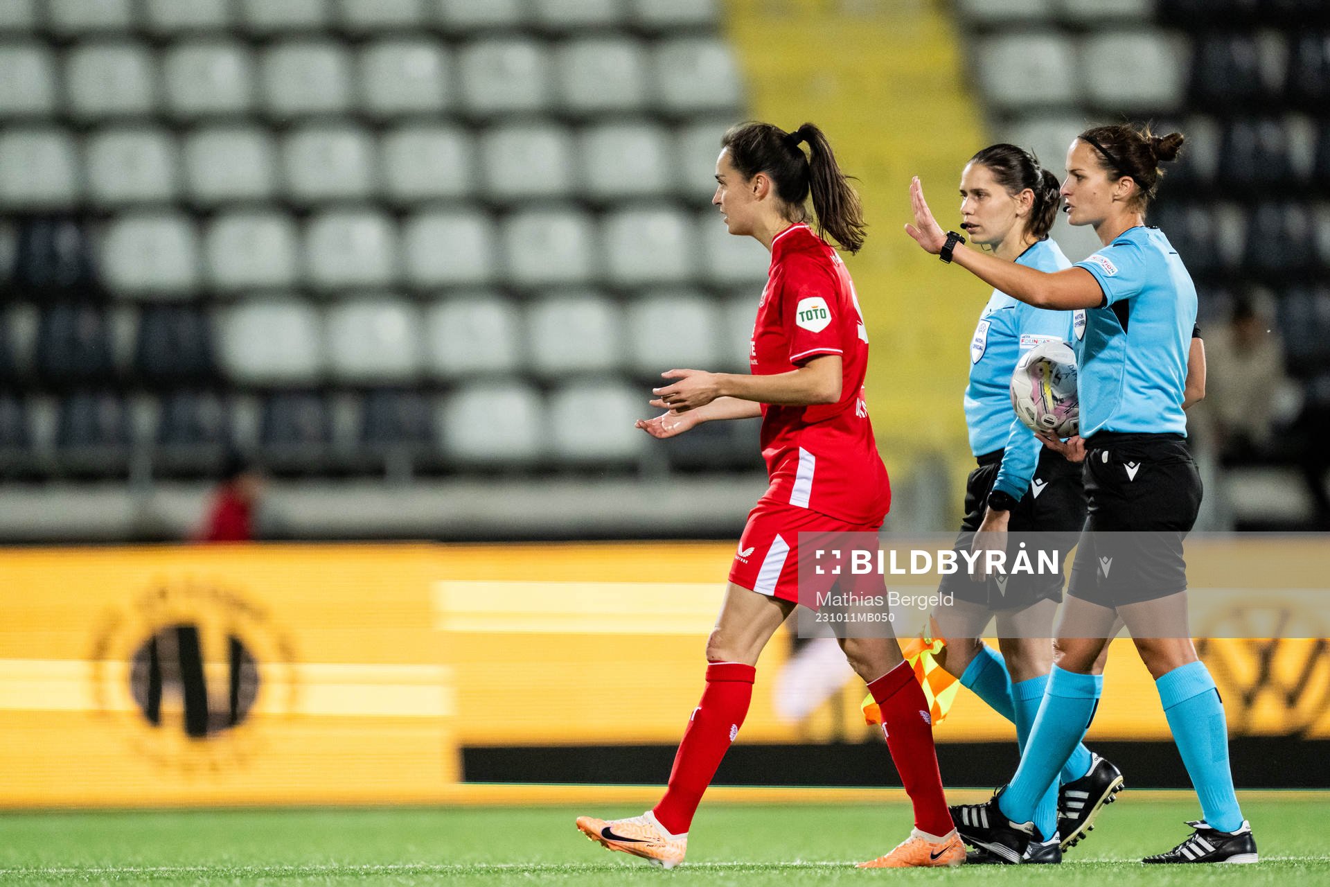 Caitlin Dijkstra of Twente and referee Eszter Urban