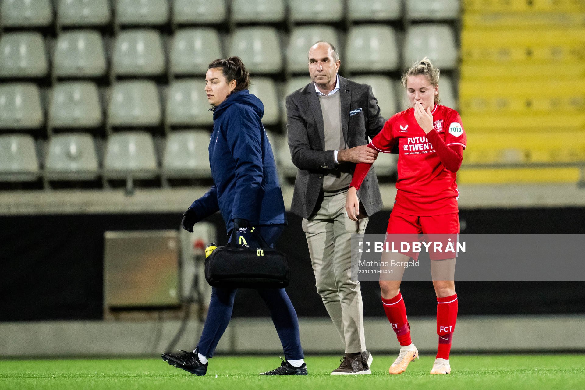 Wieke Kaptein of Twente receives medical attention