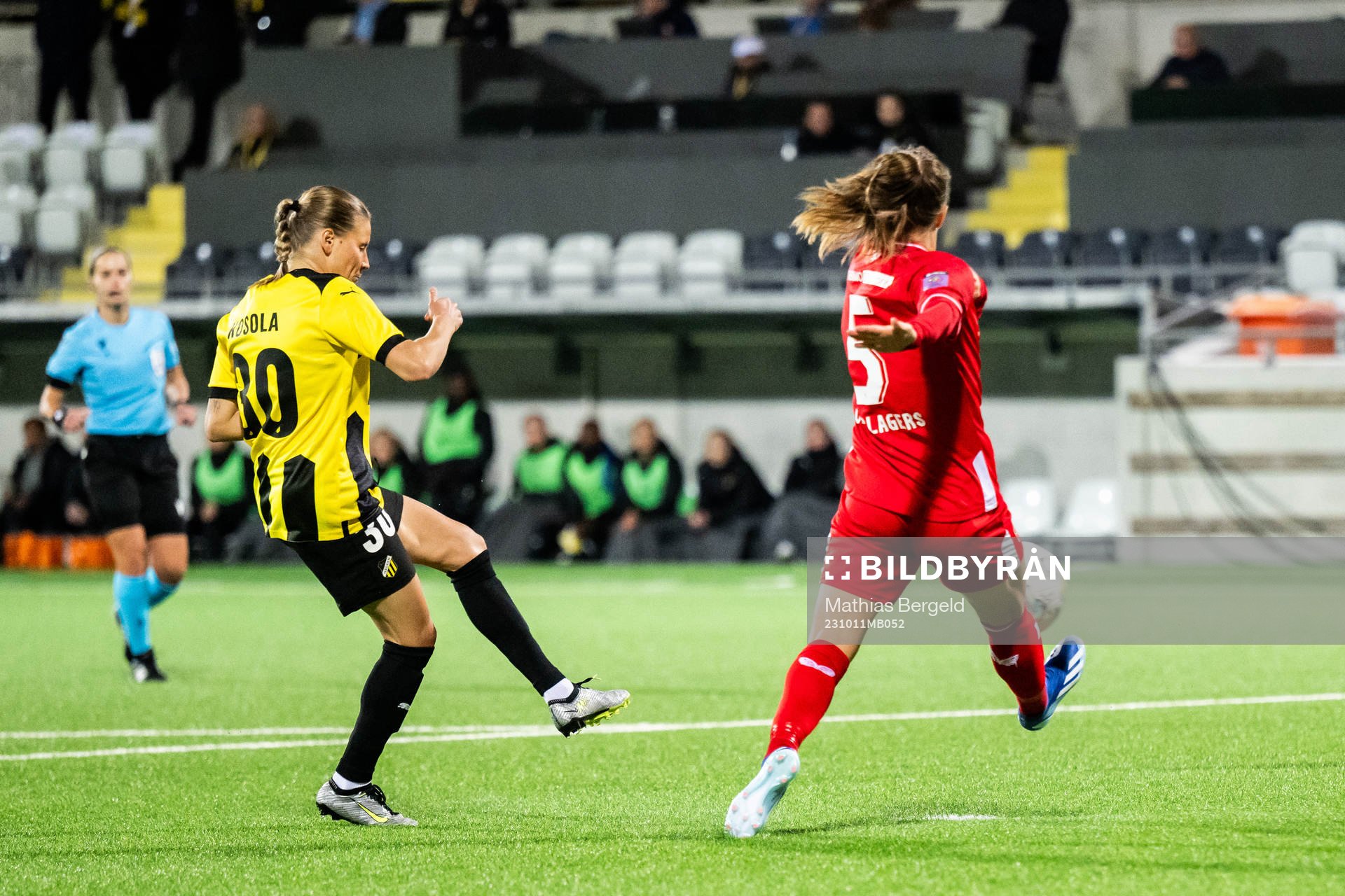 Katariina Kosola of Häcken scores the 2-1 goal