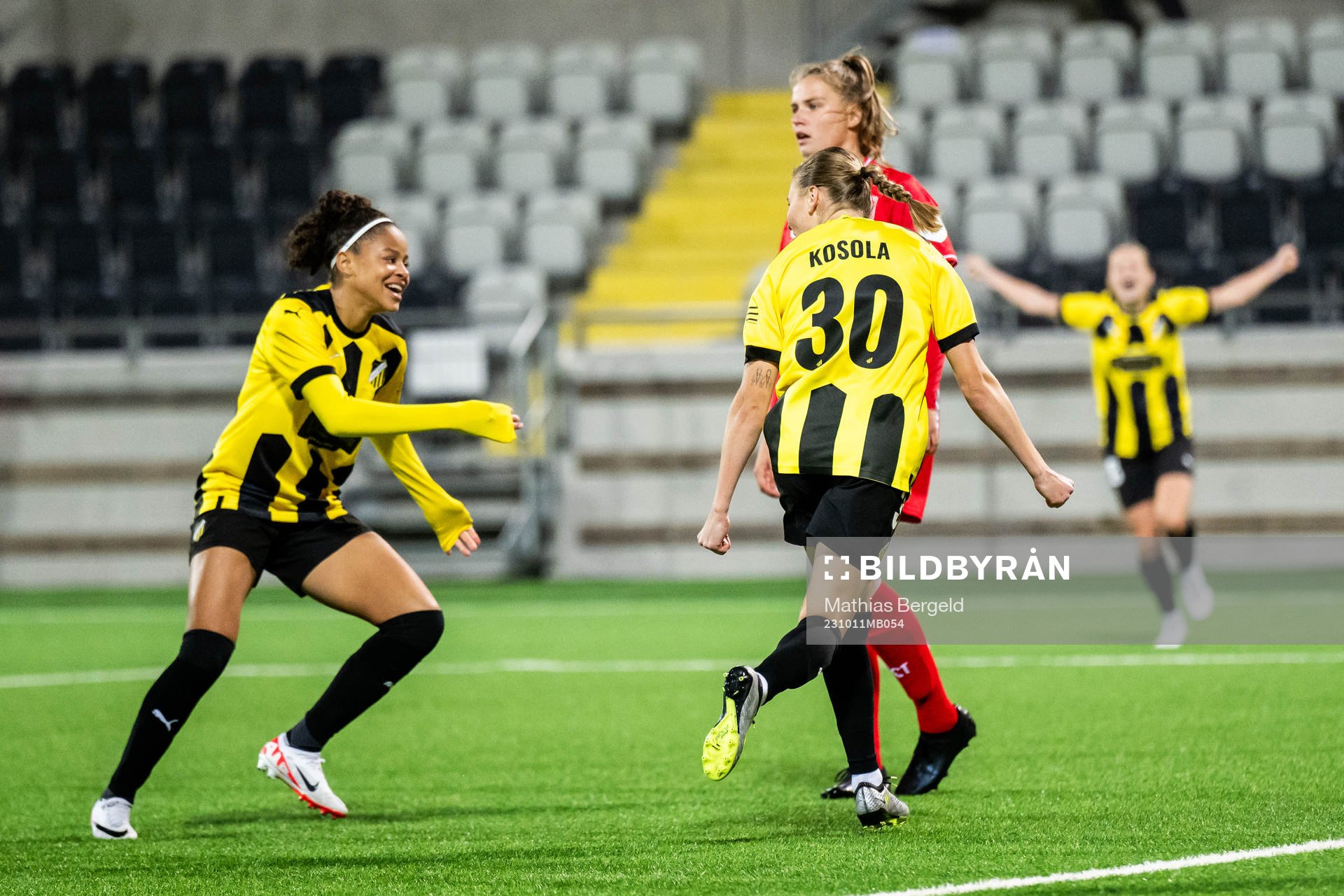 Felicia Schröder and Katariina Kosola of Häcken celebrate