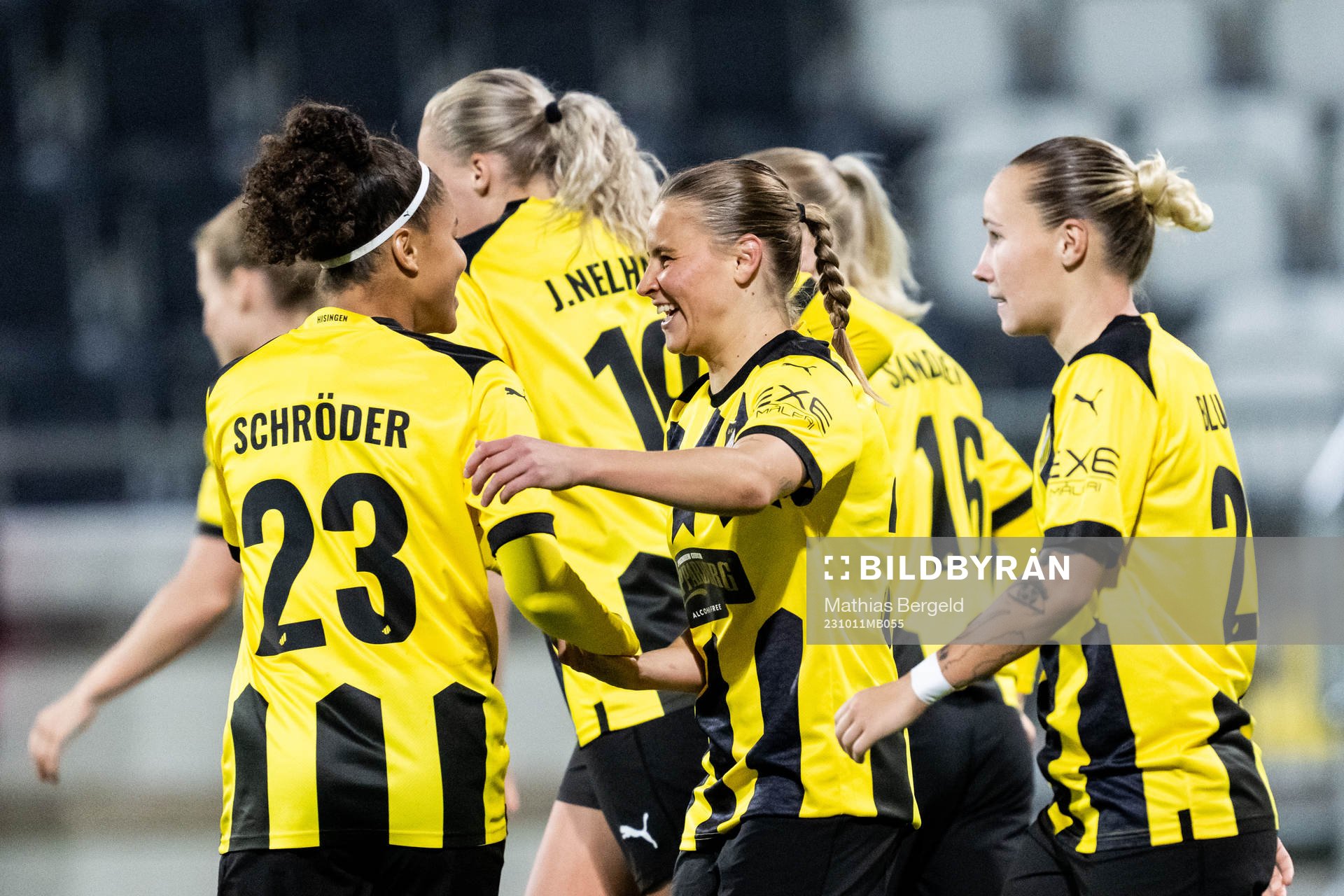 Katariina Kosola of Häcken (c) celebrate with team mates