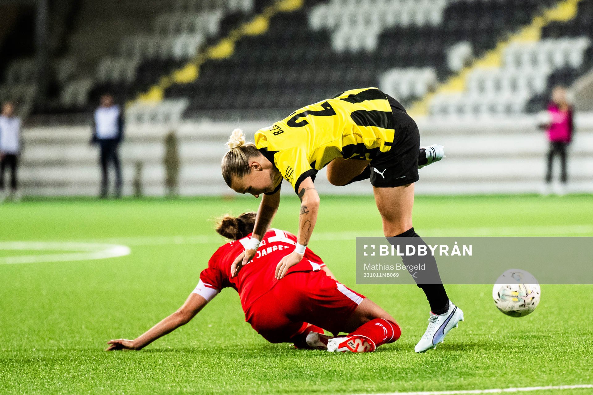 Marika Bergman Lundin of Häcken and Renate Jansen of Twente