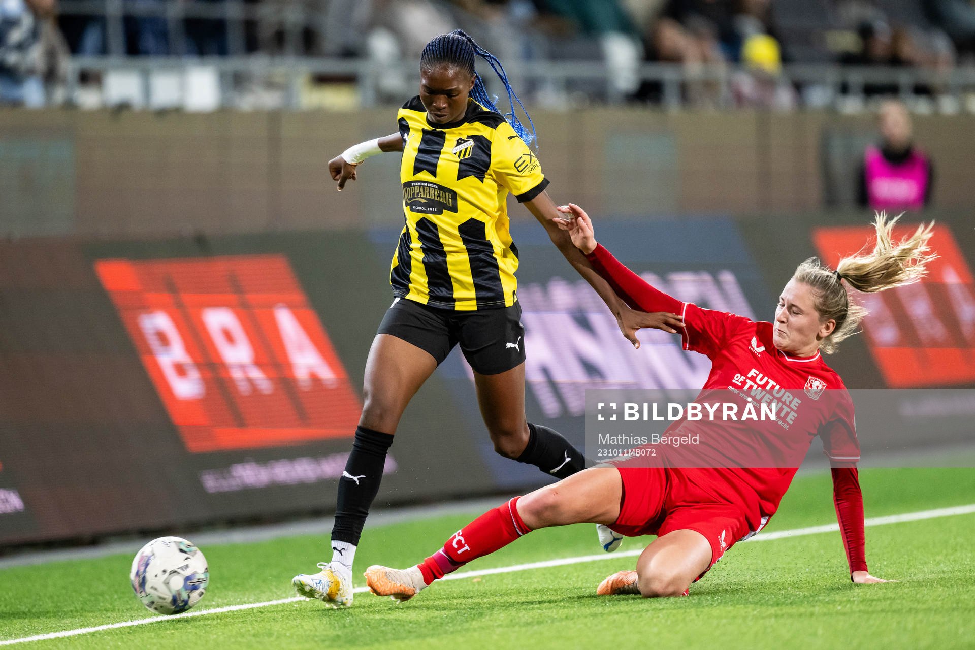 Aisha Masaka of Häcken and Wieke Kaptein of Twente