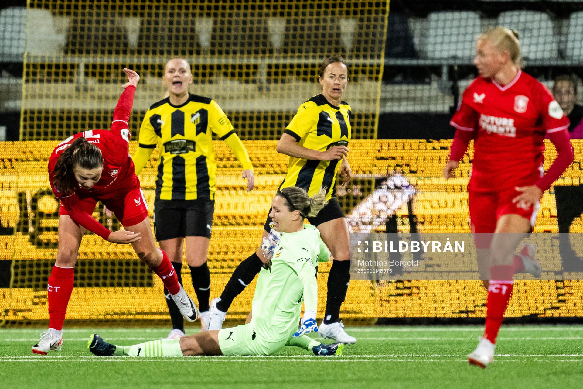 Sophie Te Brake of Twente and goalkeeper Jennifer Falk of