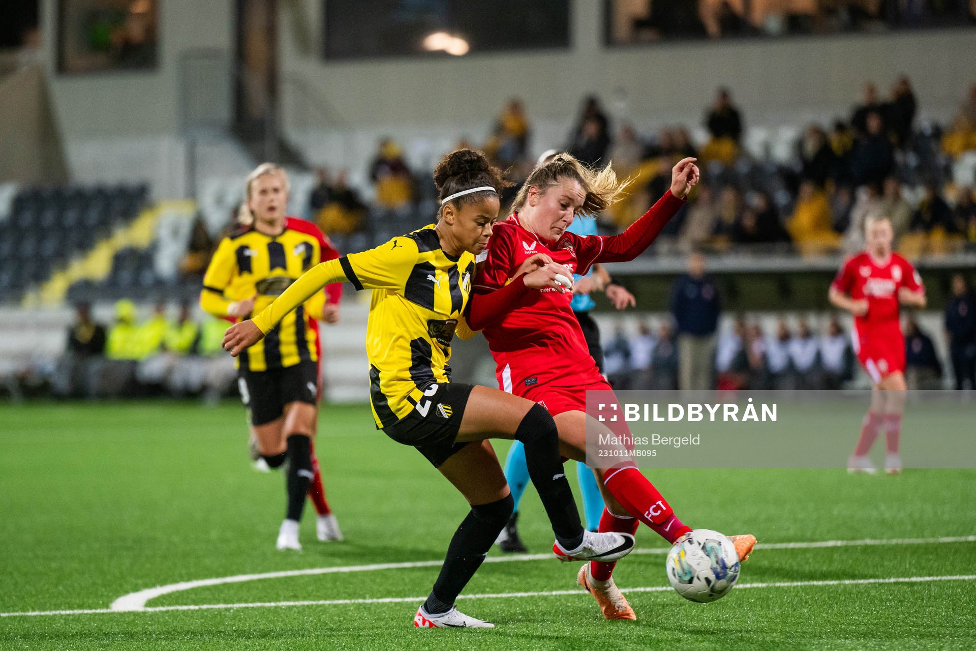 Felicia Schröder of Häcken and Wieke Kaptein of Twente
