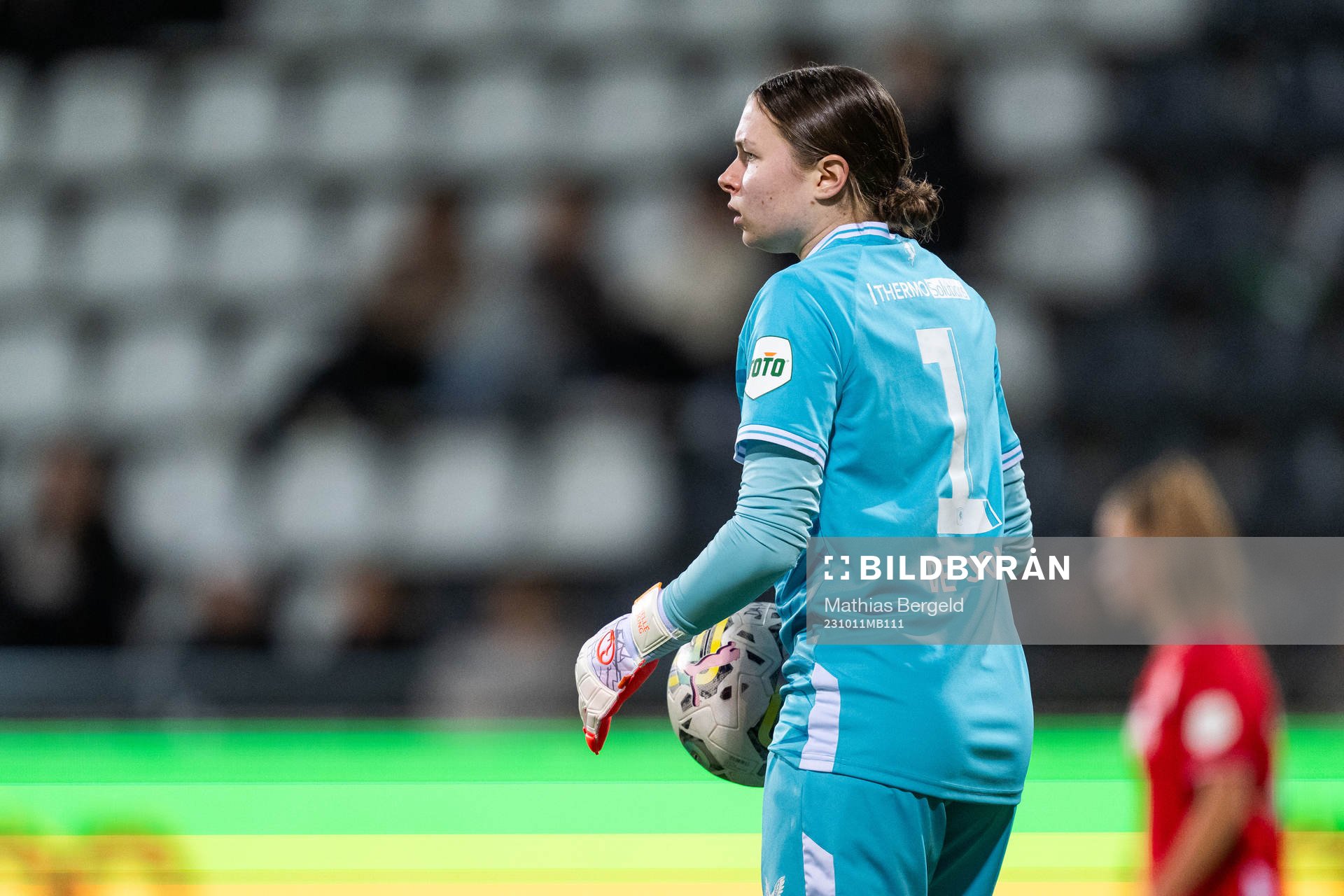 goalkeeper Danielle de Jong of Twente