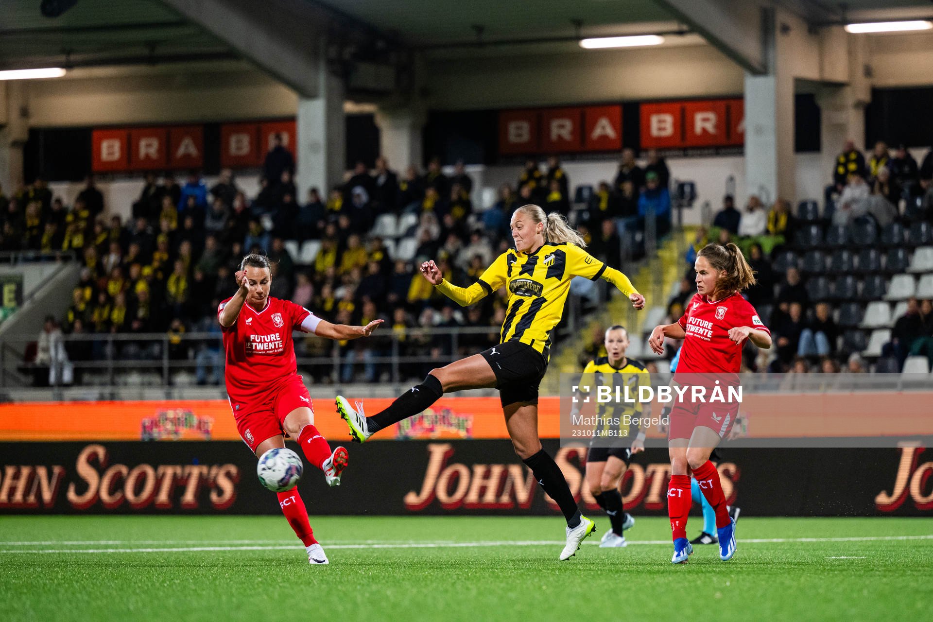 Renate Jansen of Twente and Elma Junttila Nelhage of Häcken