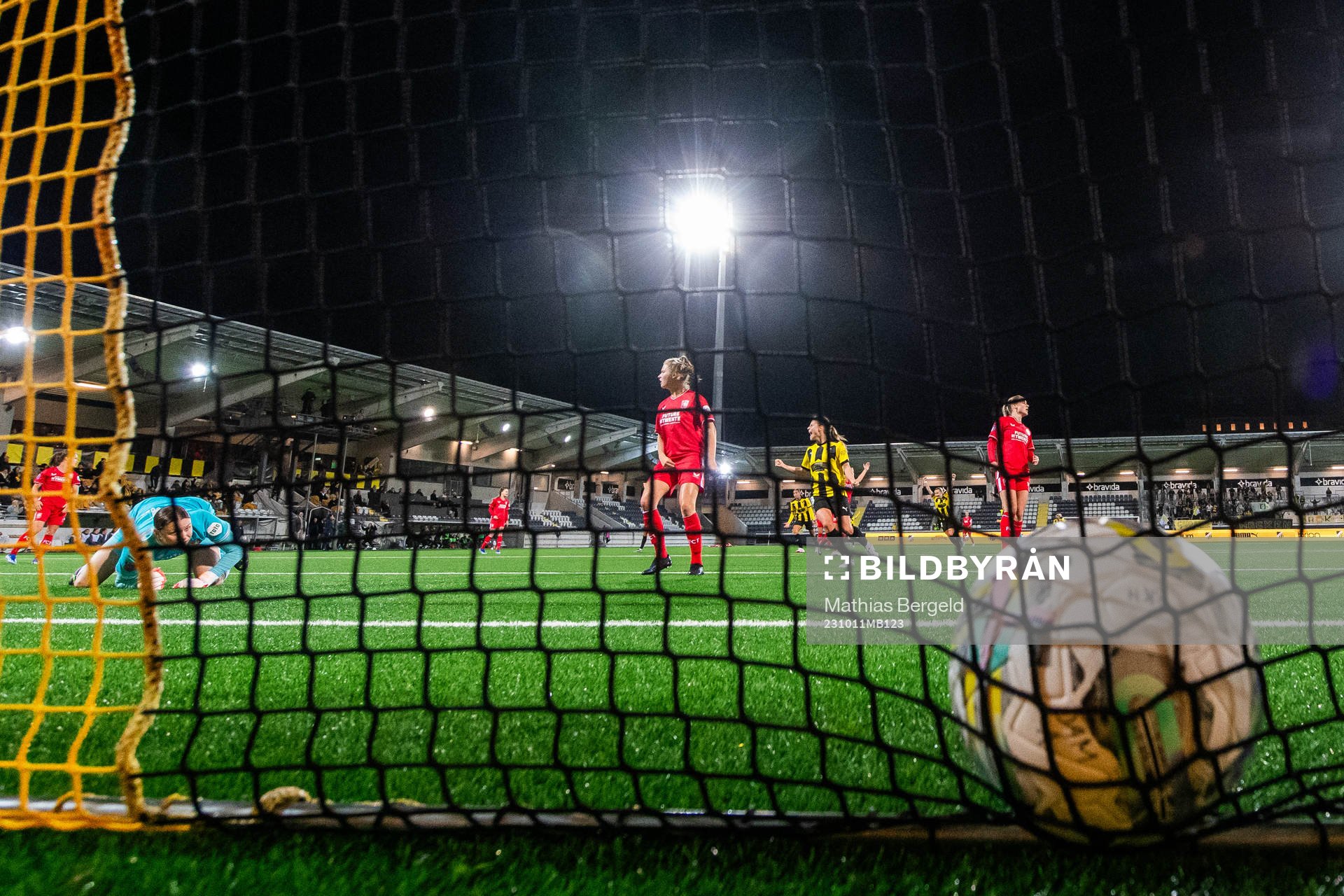 goalkeeper Danielle de Jong of Twente looks dejected