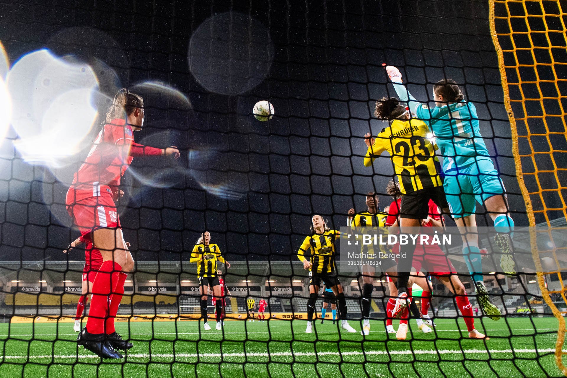 Felicia Schröder of Häcken and goalkeeper Danielle de