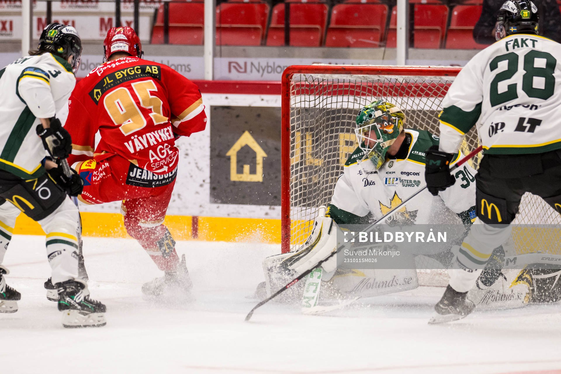 Kalmars Teemu Väyrynen och Östersunds målvakt Isak