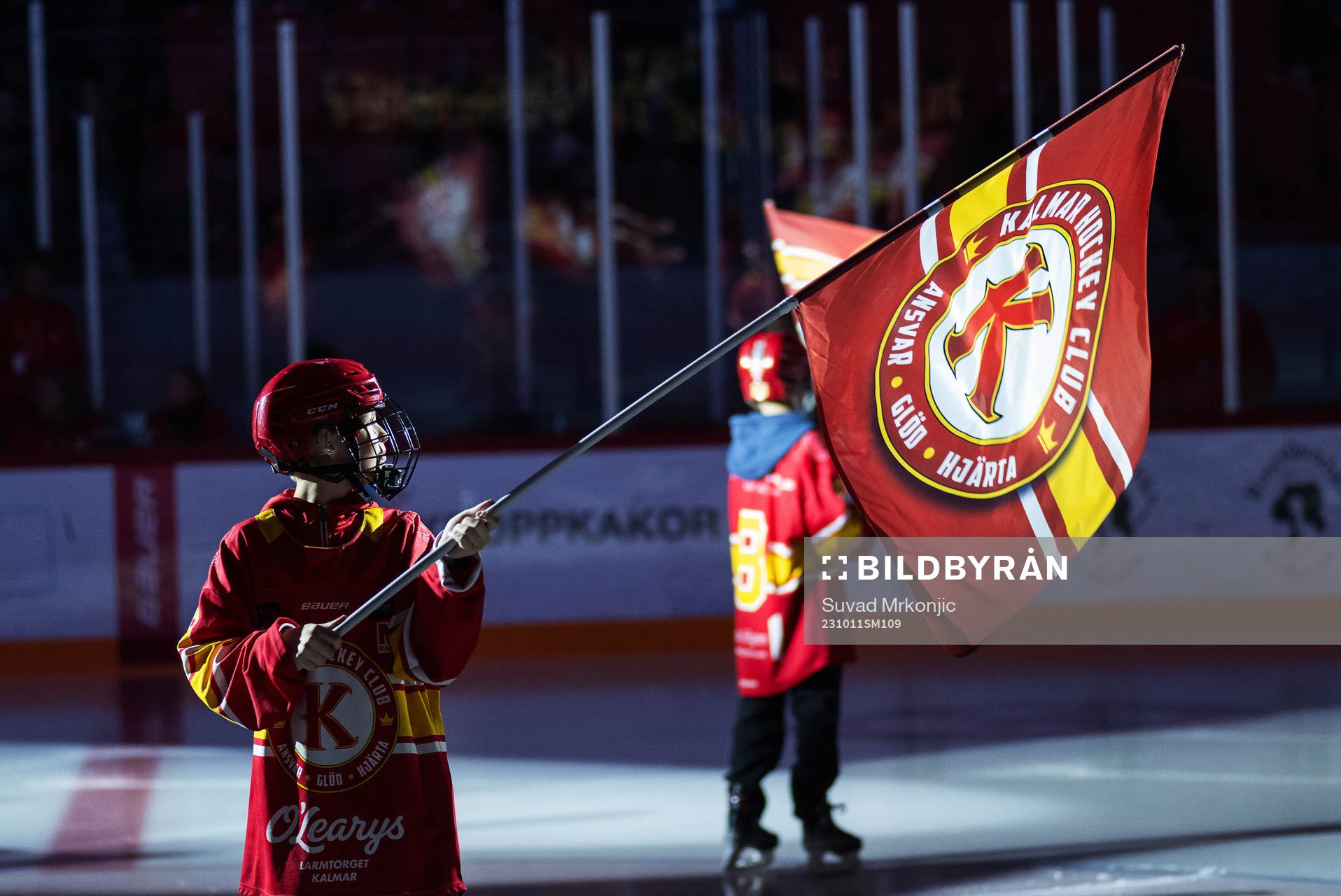 En pojke med Kalmars flagga