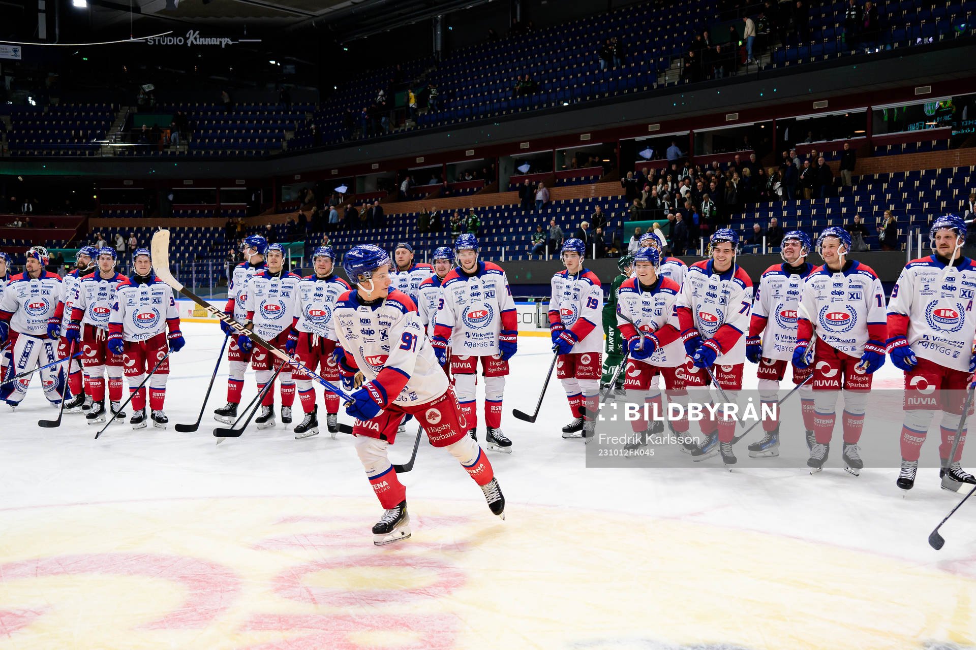 Oskarshamns Logan Hutsko jublar med lagkamrater