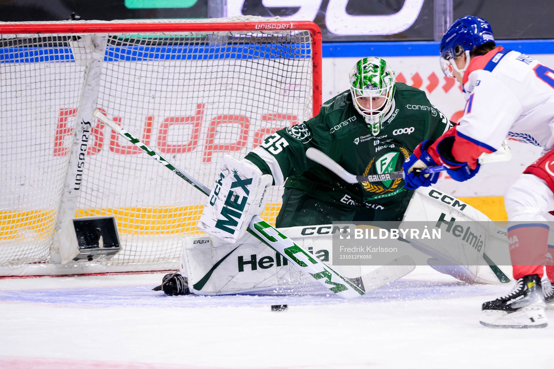 Färjestads målvakt Carl Lindbom och Oskarshamns Logan