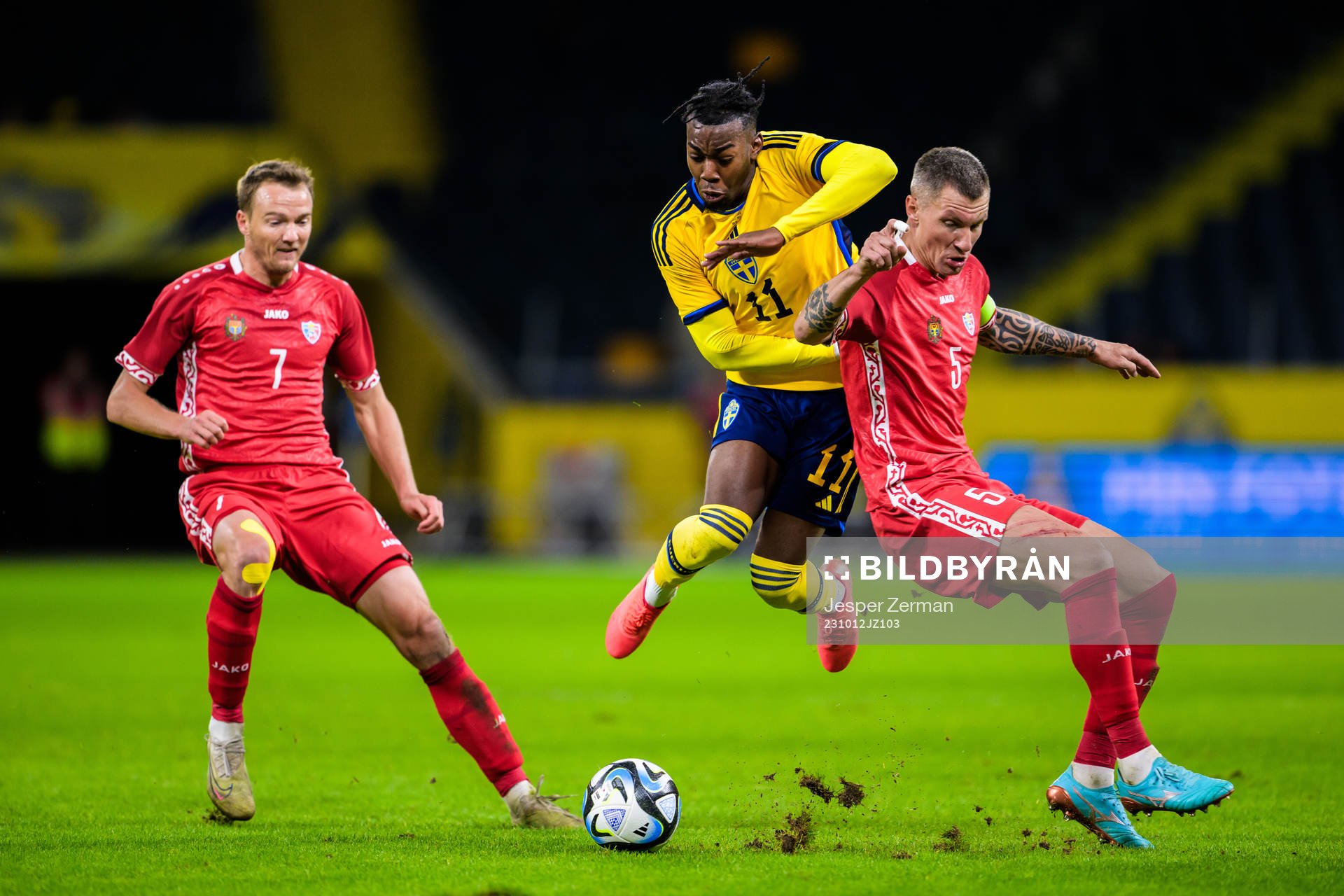 Anthony Elanga of Sweden and Veaceslav Posmac of Moldova