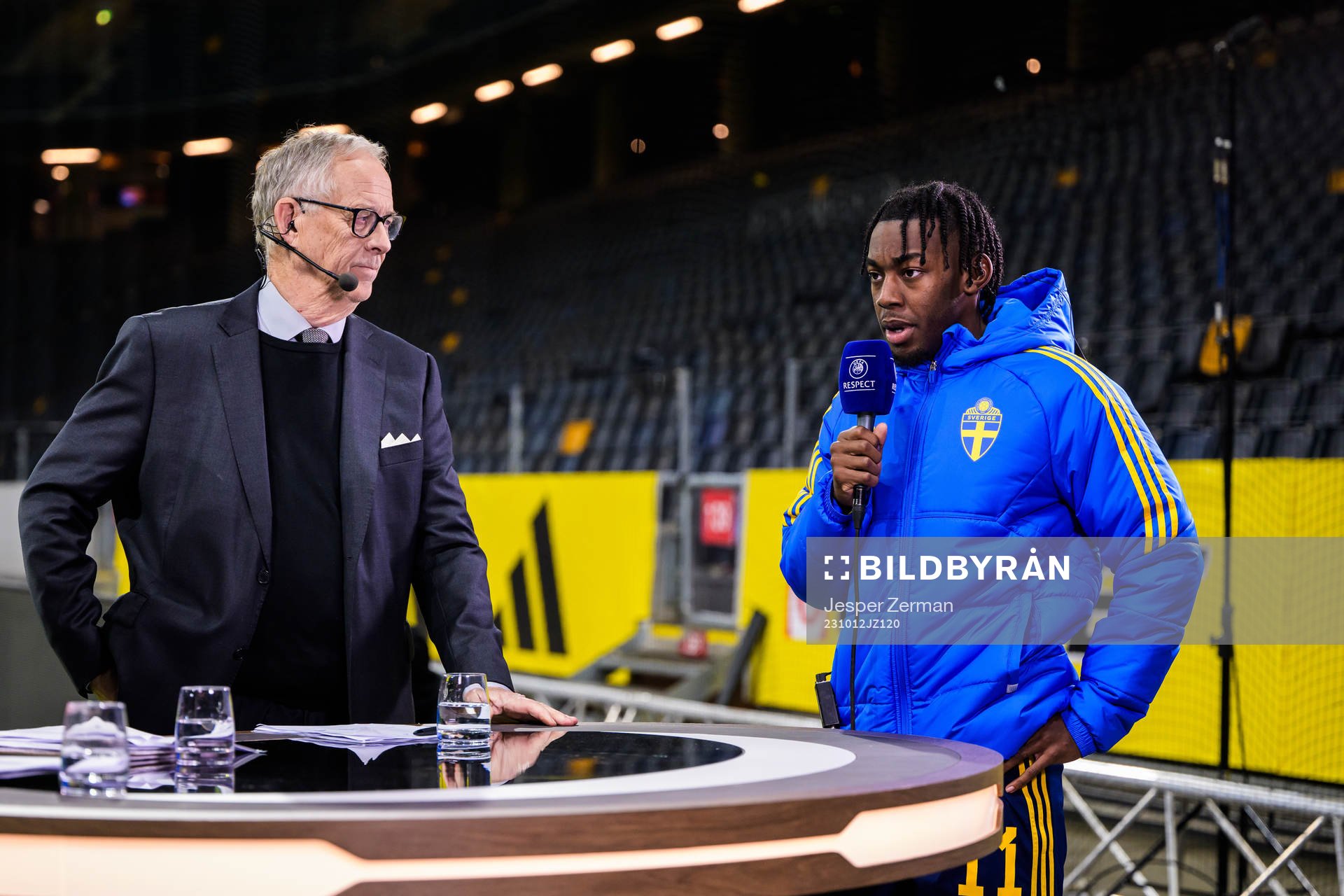 Lars Lagerbäck and Anthony Elanga of Sweden in the Viaplay