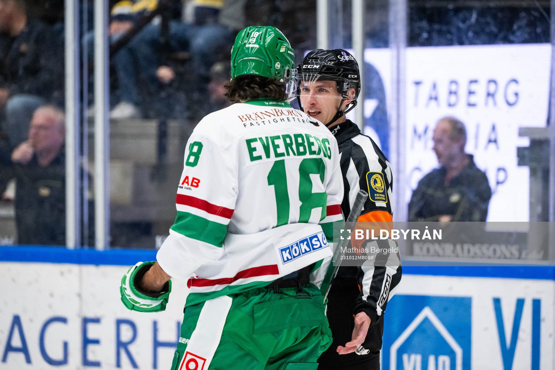 Rögles Dennis Everberg diskuterar med domare Christoffer