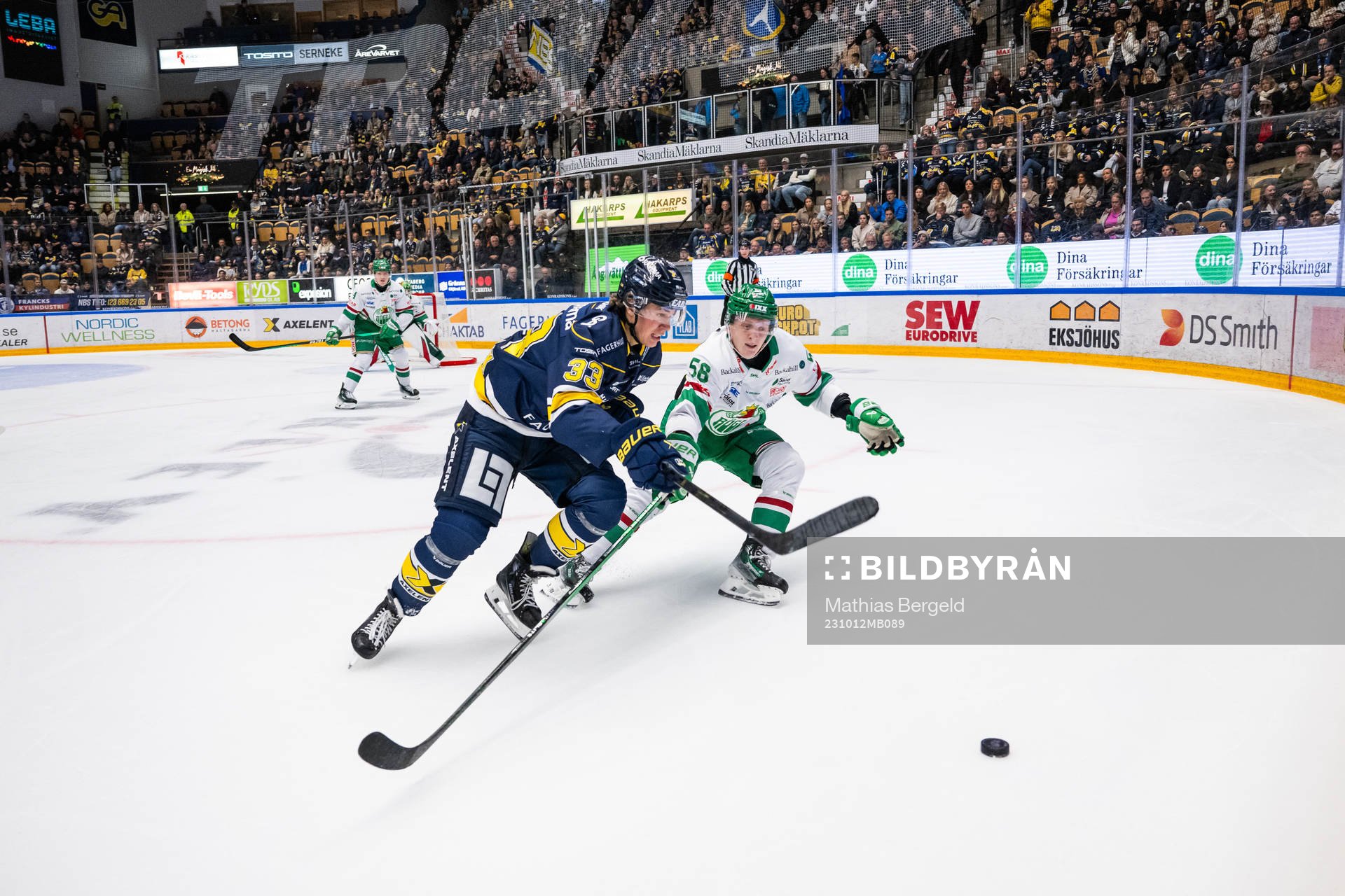 HV71s Måns Lindbäck och Rögles Adam Engström