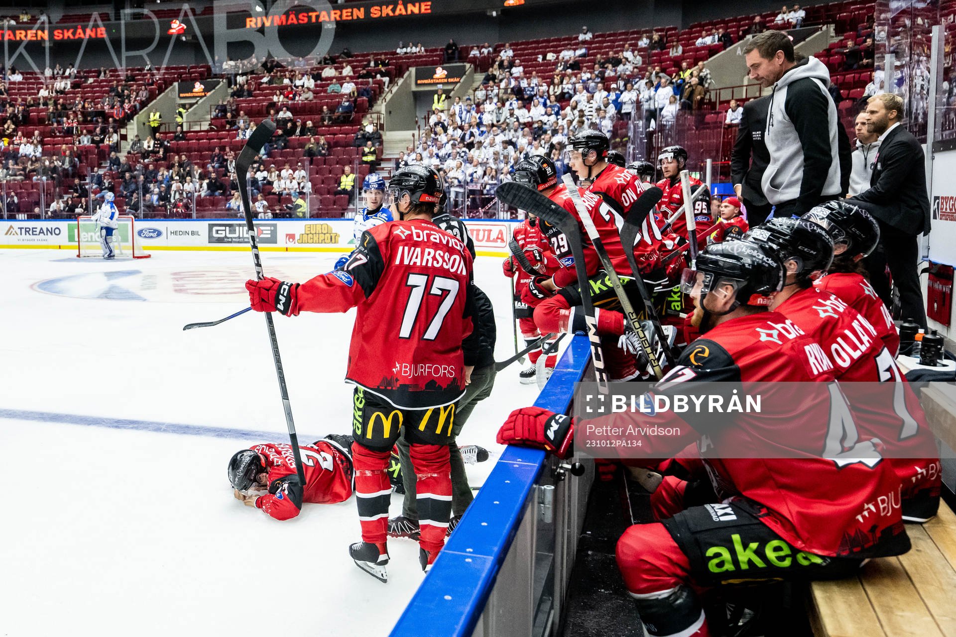 Malmö Redhawks Christoffer Forsberg ligger skadad på isen