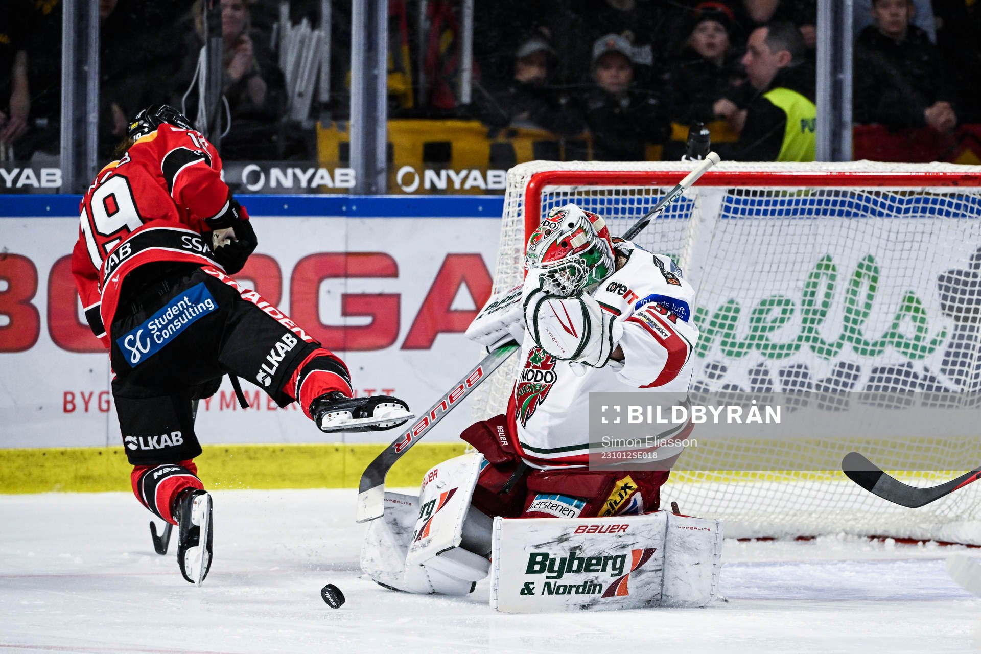 Luleås Mario Kempe och MoDos målvakt Olle Eriksson Ek